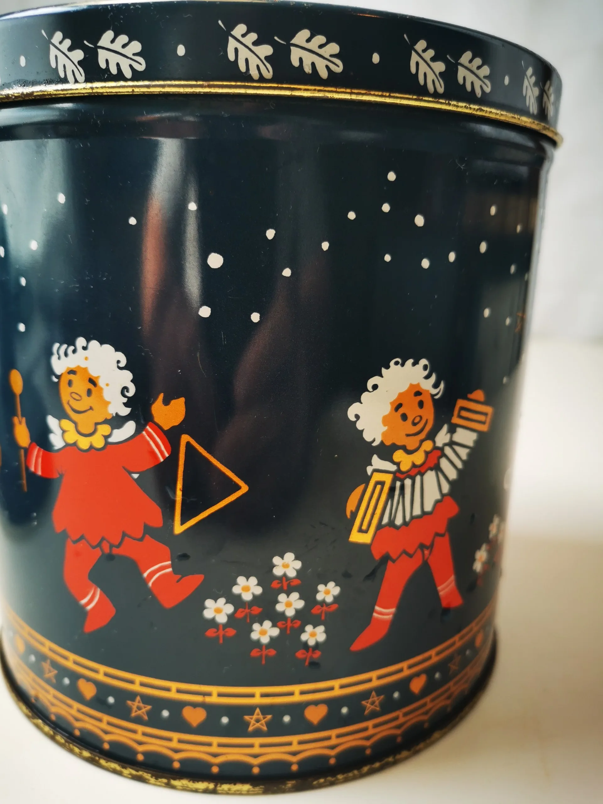 Biscuit Tin Norwegian Christmas Angels - Dancing Singing Angels image indicator(2)