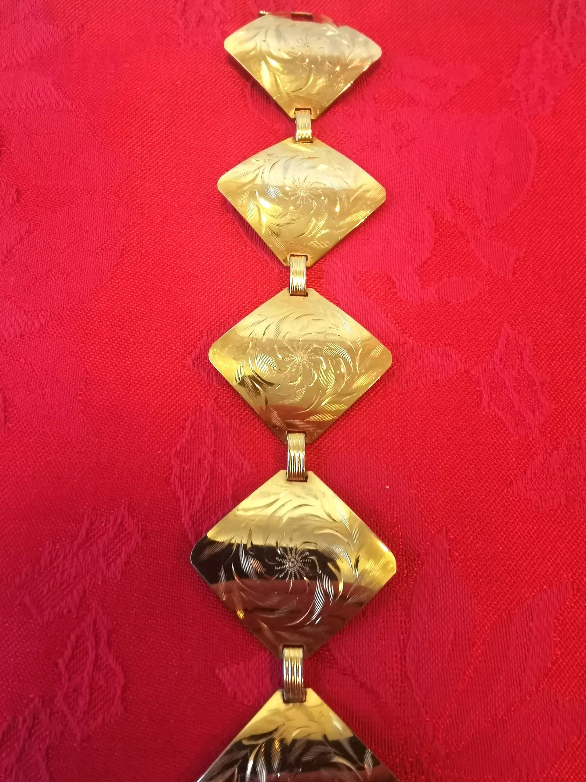 Bracelet 7" Size Med. Gold Toned Diamond Pattern Design Vintage image indicator(7)