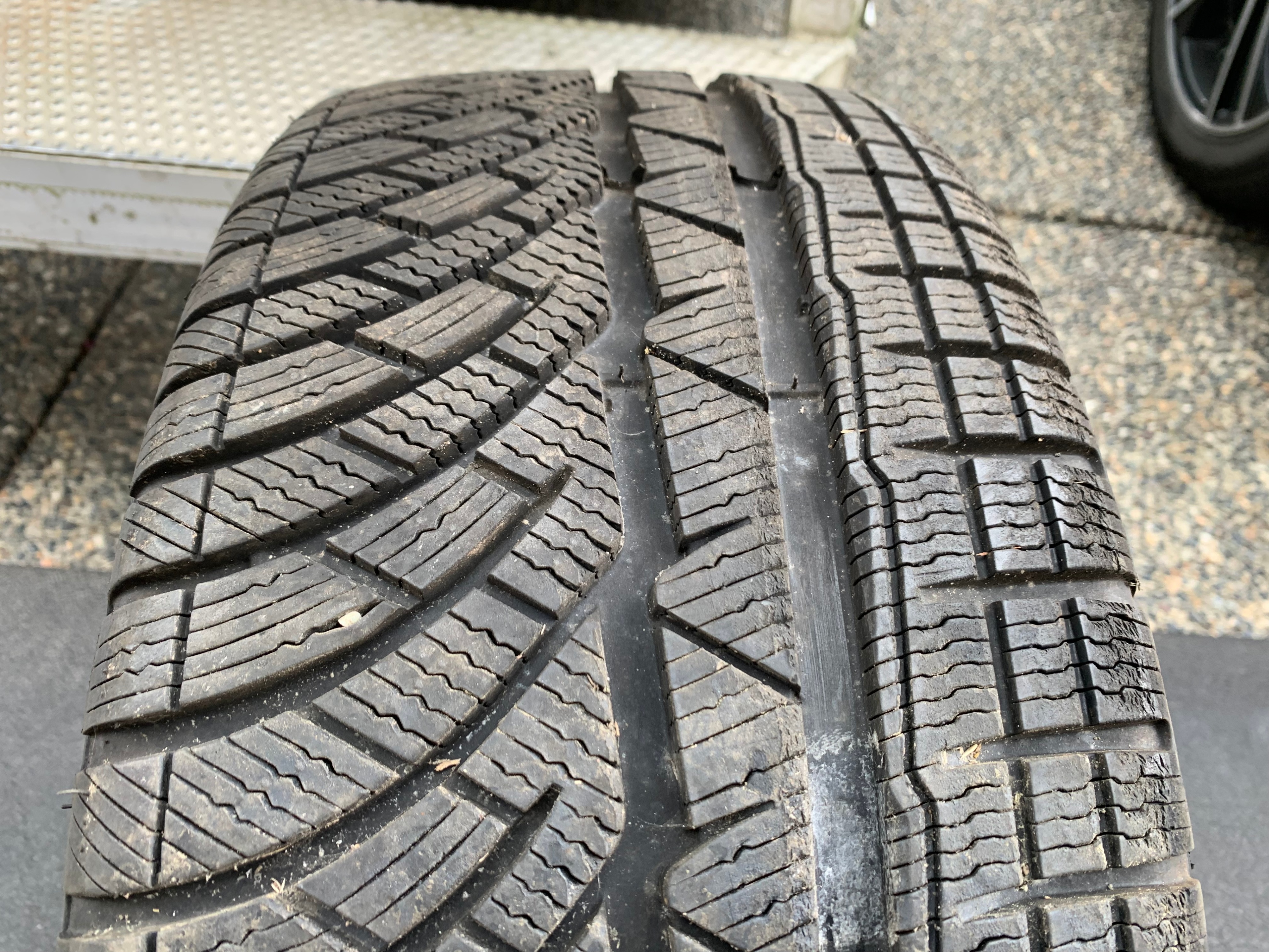 1 X single 225/40/18 Michelin Pilot Alpin PA4 with 95% tread - photo 3