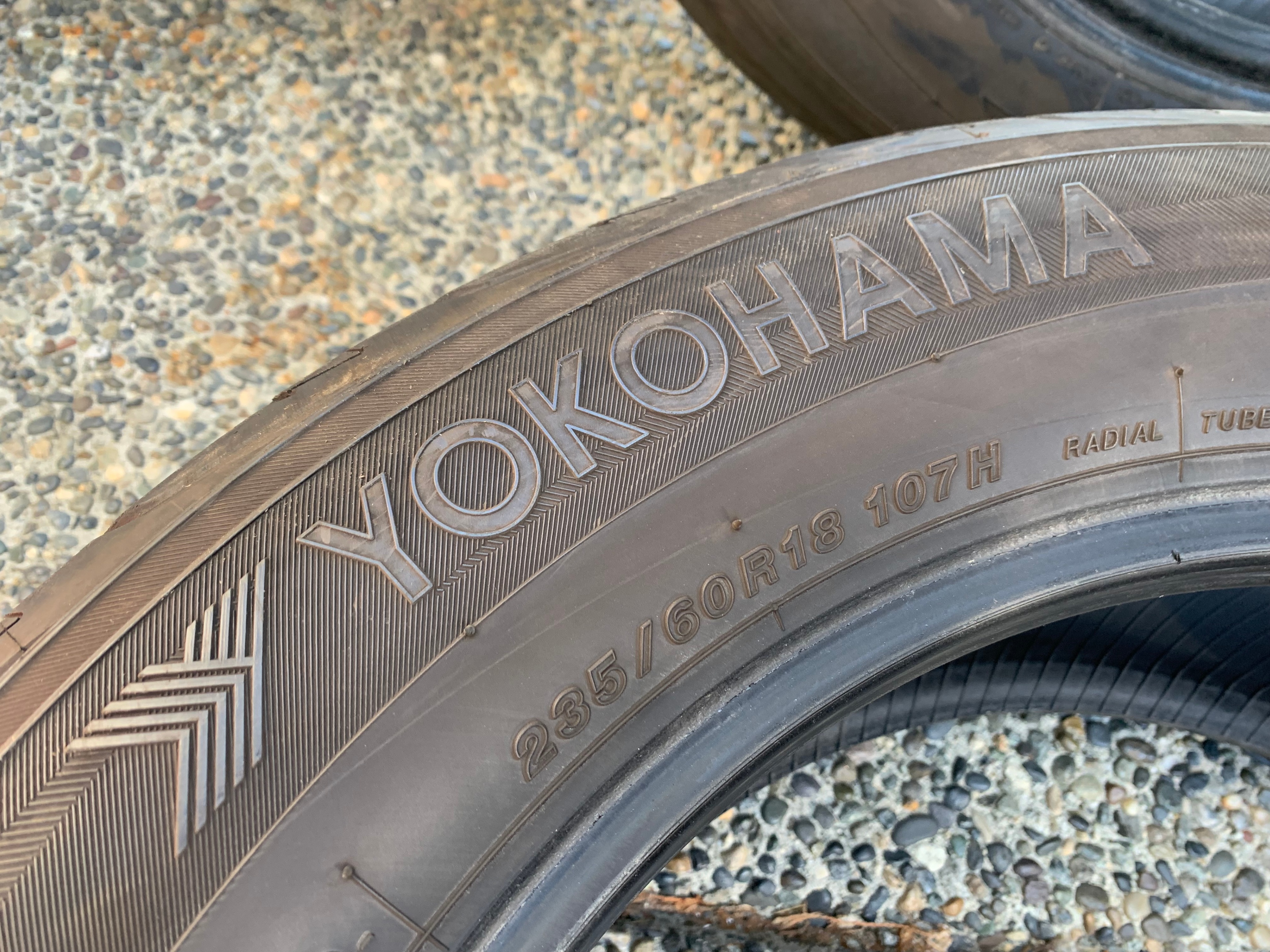 Pair of 235/60/18 M+S Yokohama Avid Envigor with good tread - photo 5