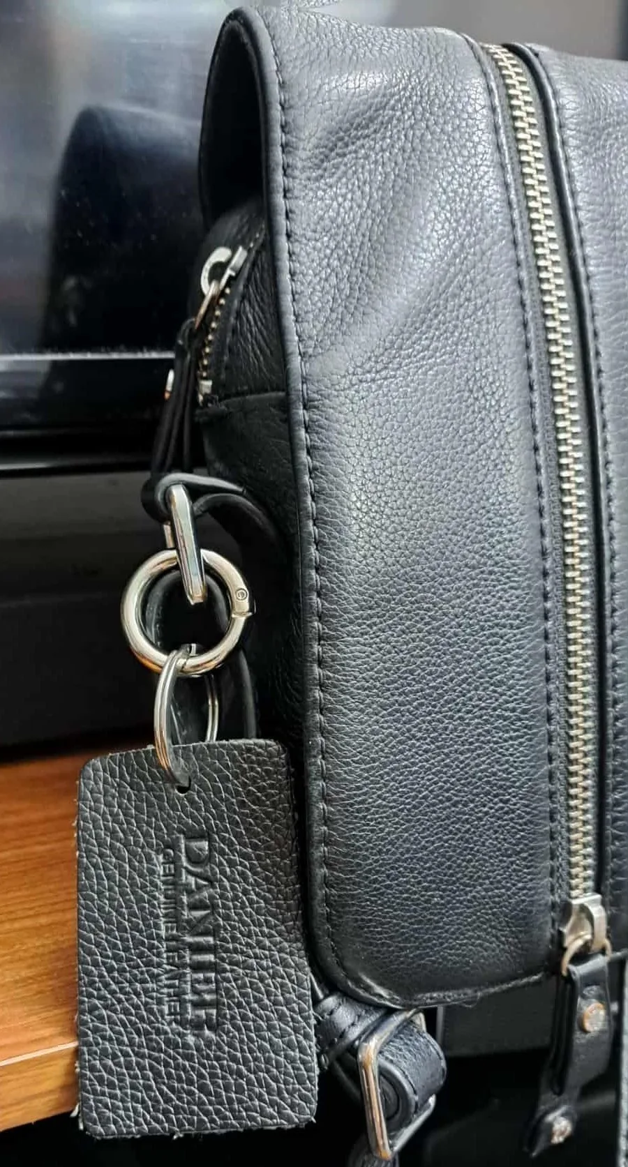 Authentic Danier Genuine Leather Crossbody Bag image indicator(7)