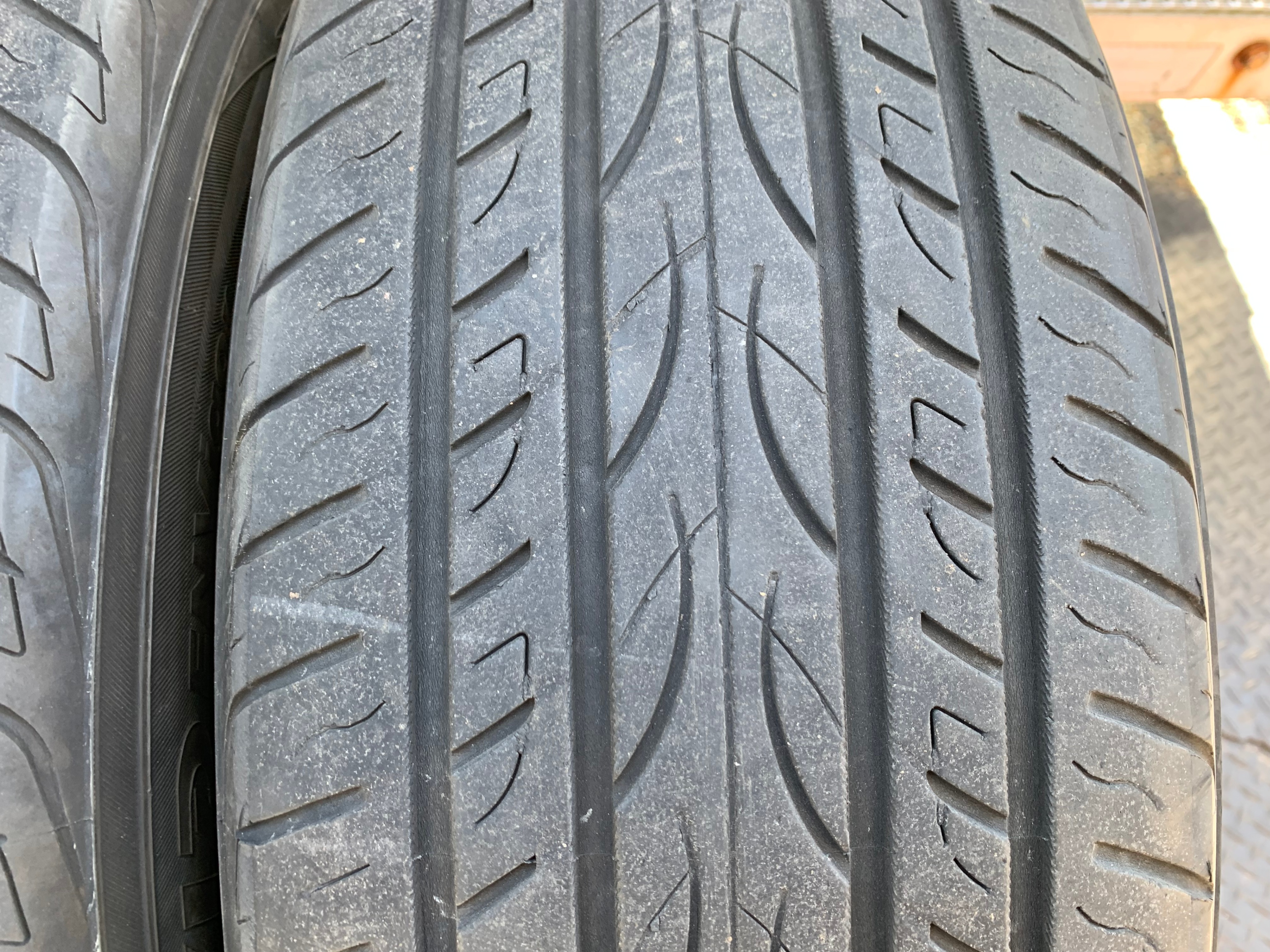 Pair of 235/60/18 M+S Yokohama Avid Envigor with good tread - photo 2