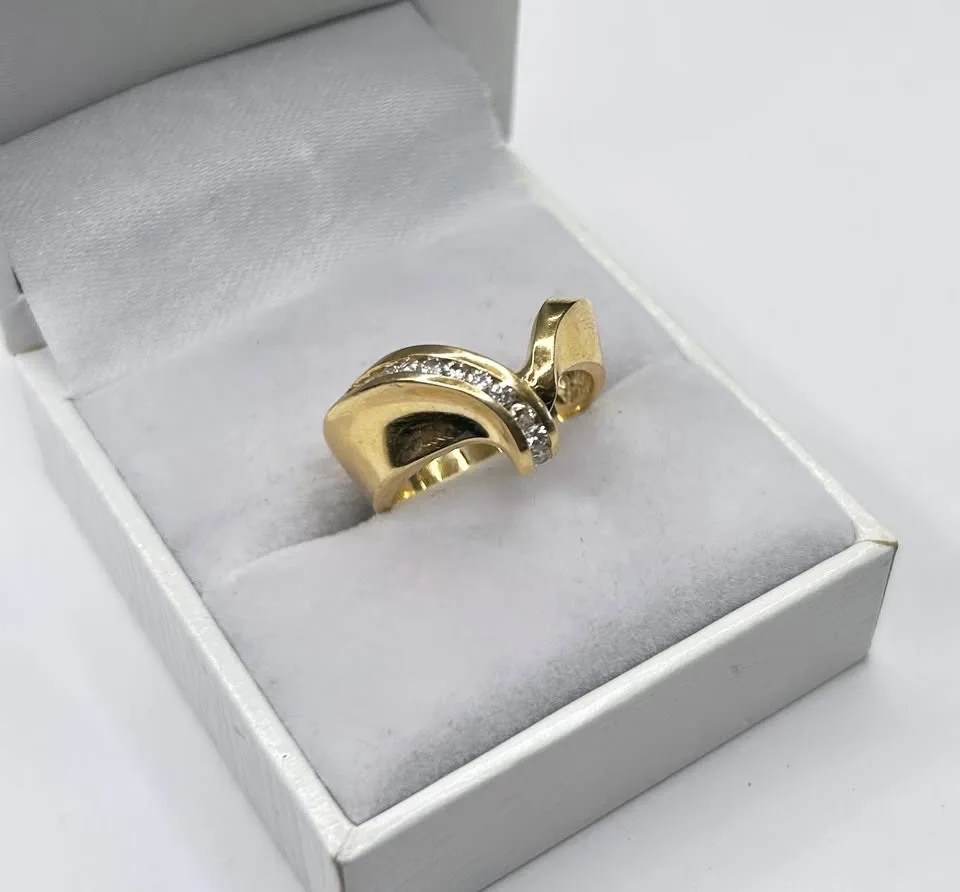 14K Yellow Gold Ring With 11 Diamonds thumbnail