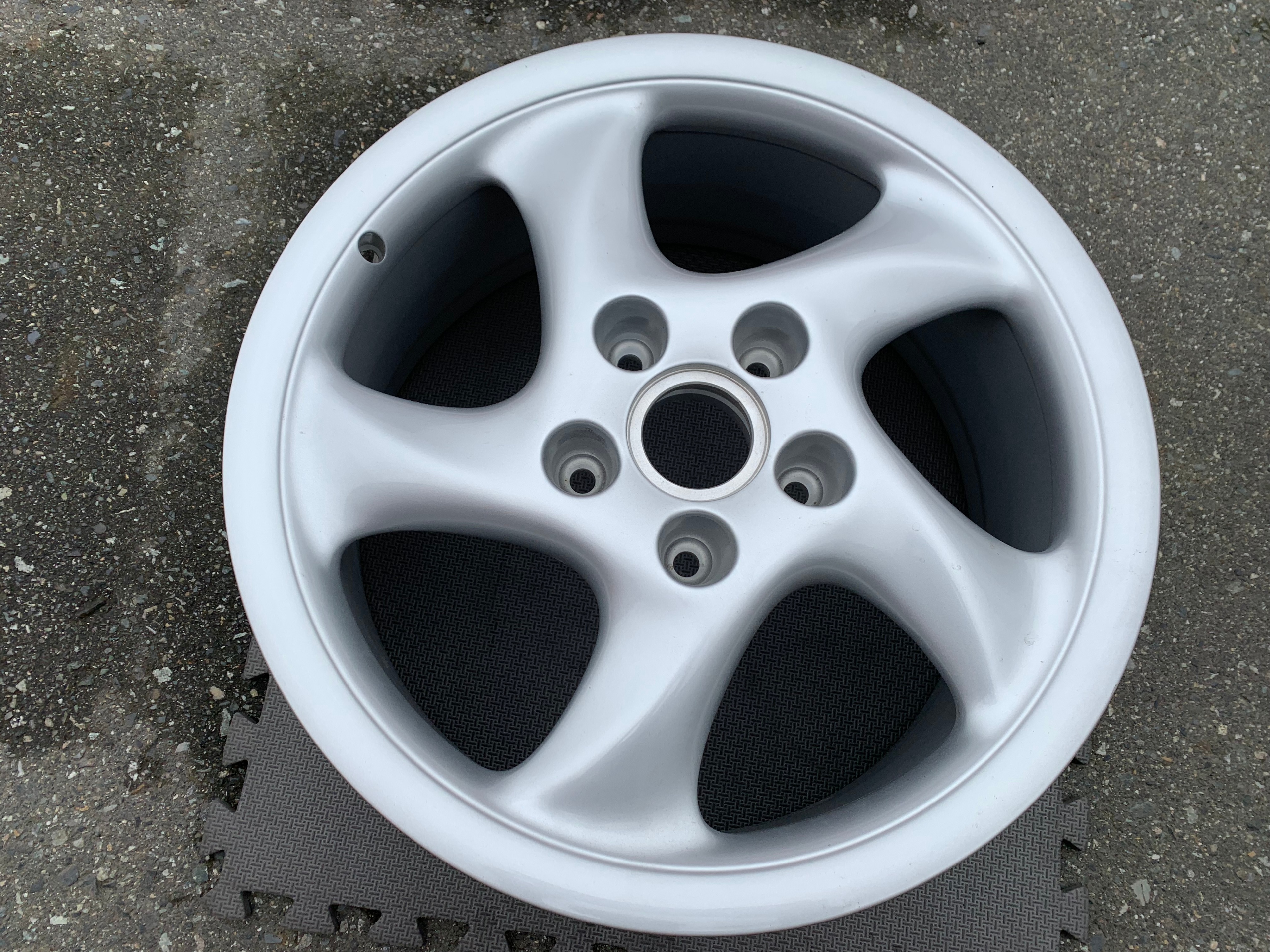 1 X Single Genuine Porsche 18X8 OEM turbo twist rim in Brand New