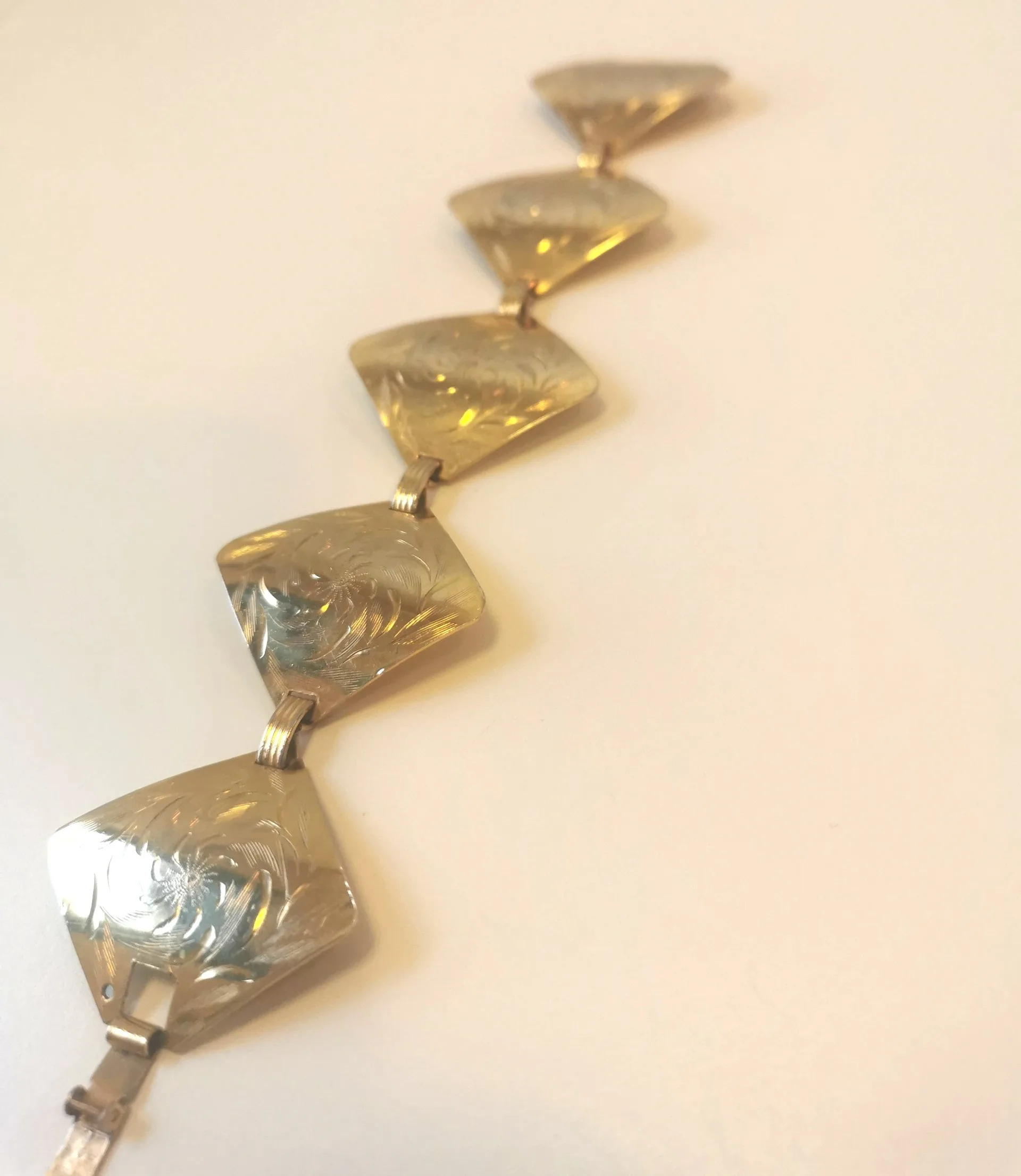 Bracelet 7" Size Med. Gold Toned Diamond Pattern Design Vintage image indicator(4)