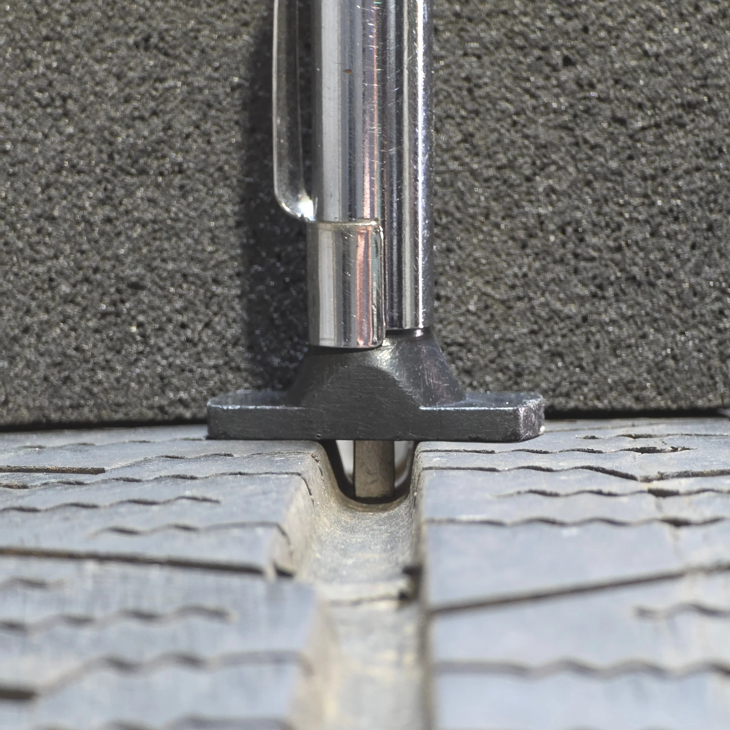 235/55/19 Continental all season tires image indicator(8)