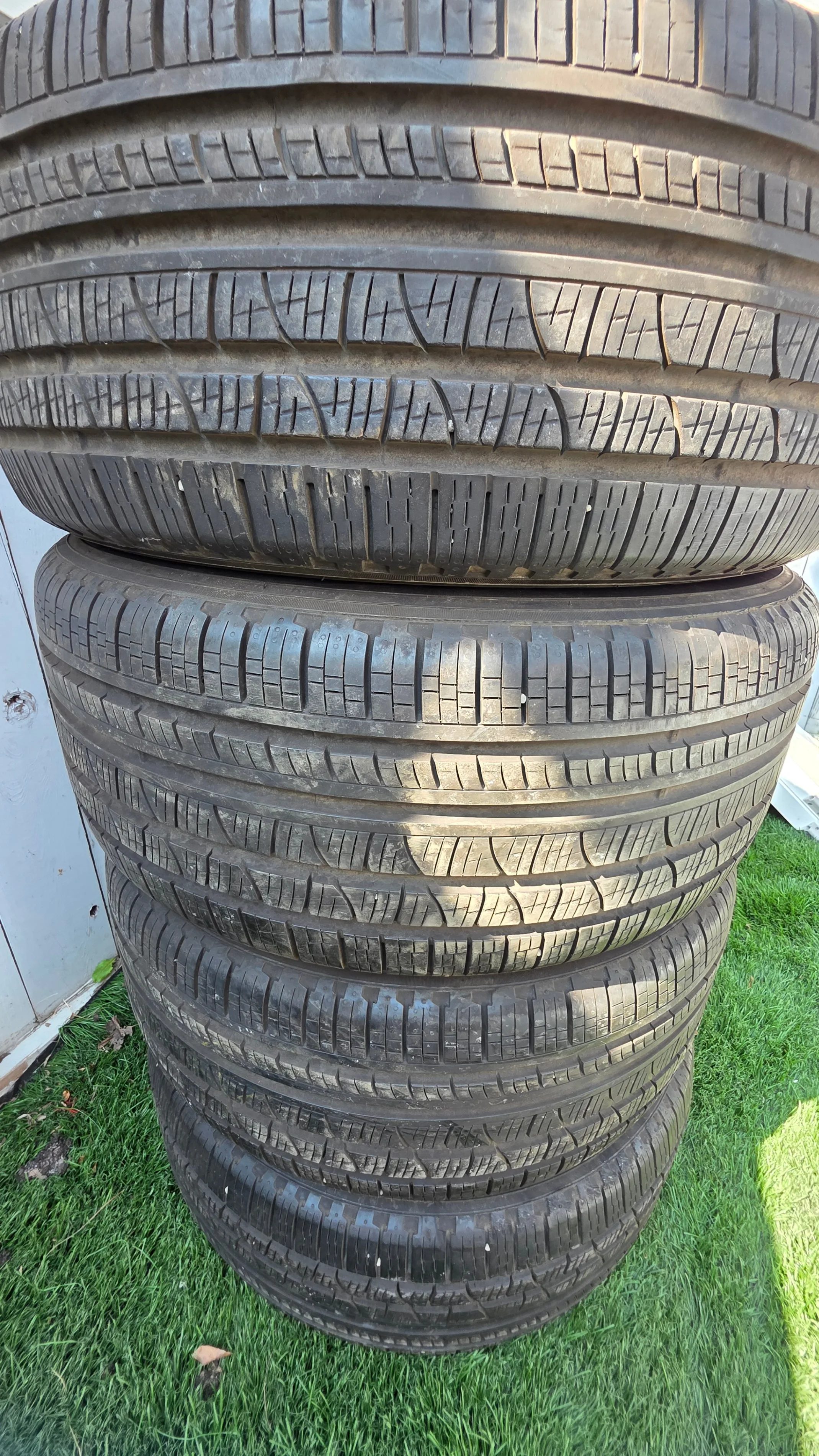 255/55/18 and 235/60/18 Pirelli all season tires 90% tread thumbnail