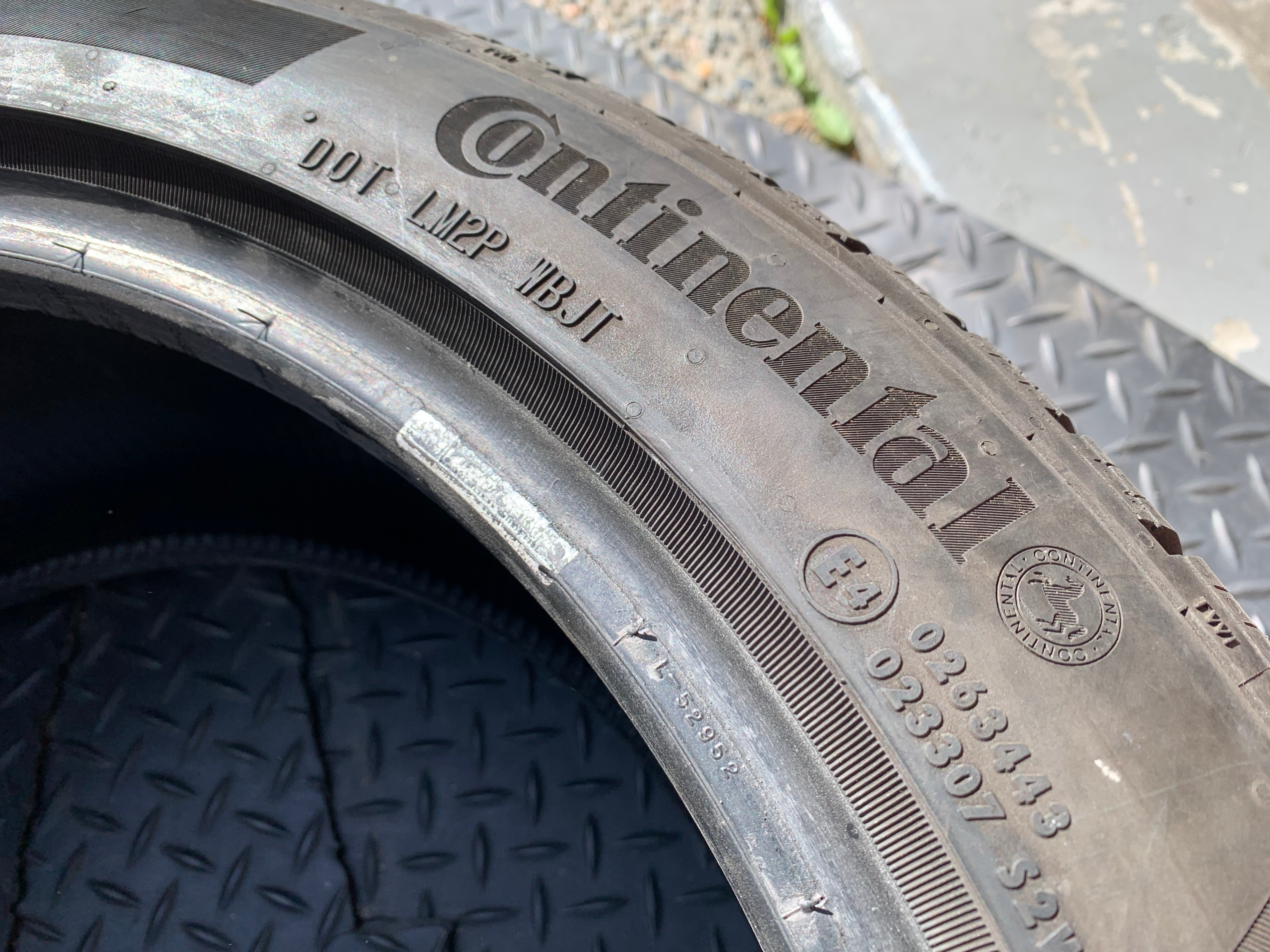 1 X single 245/40/18 Continental pro contact GX SSR 50% tread - photo 5
