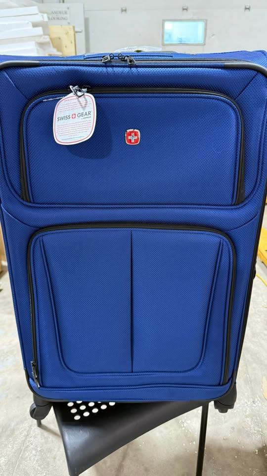 New! SwissGear 29" Expandable Luggage - photo 3