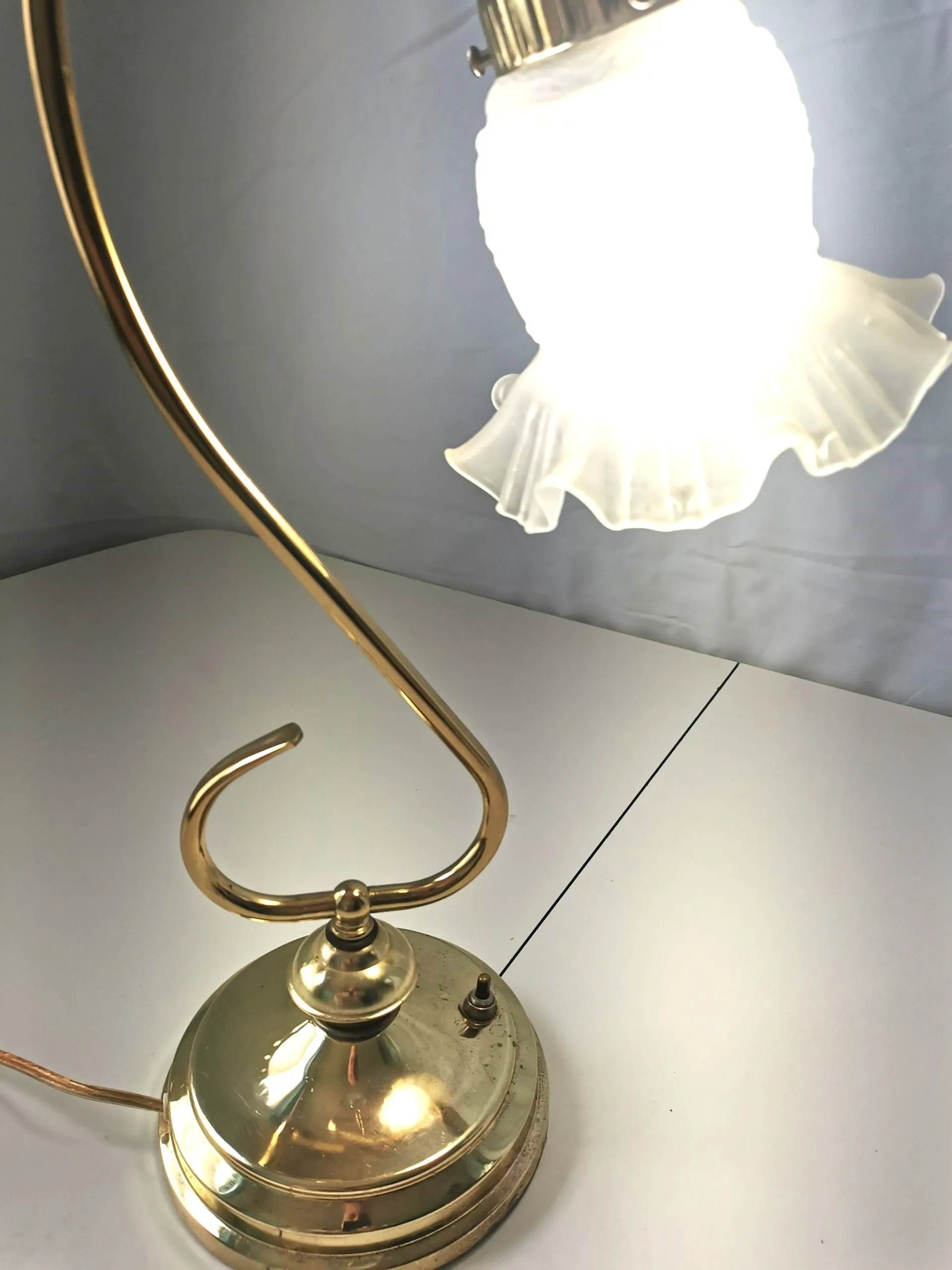 Elegant Vintage Brass Desk Lamp Frosted Embossed Glass Shade image indicator(4)