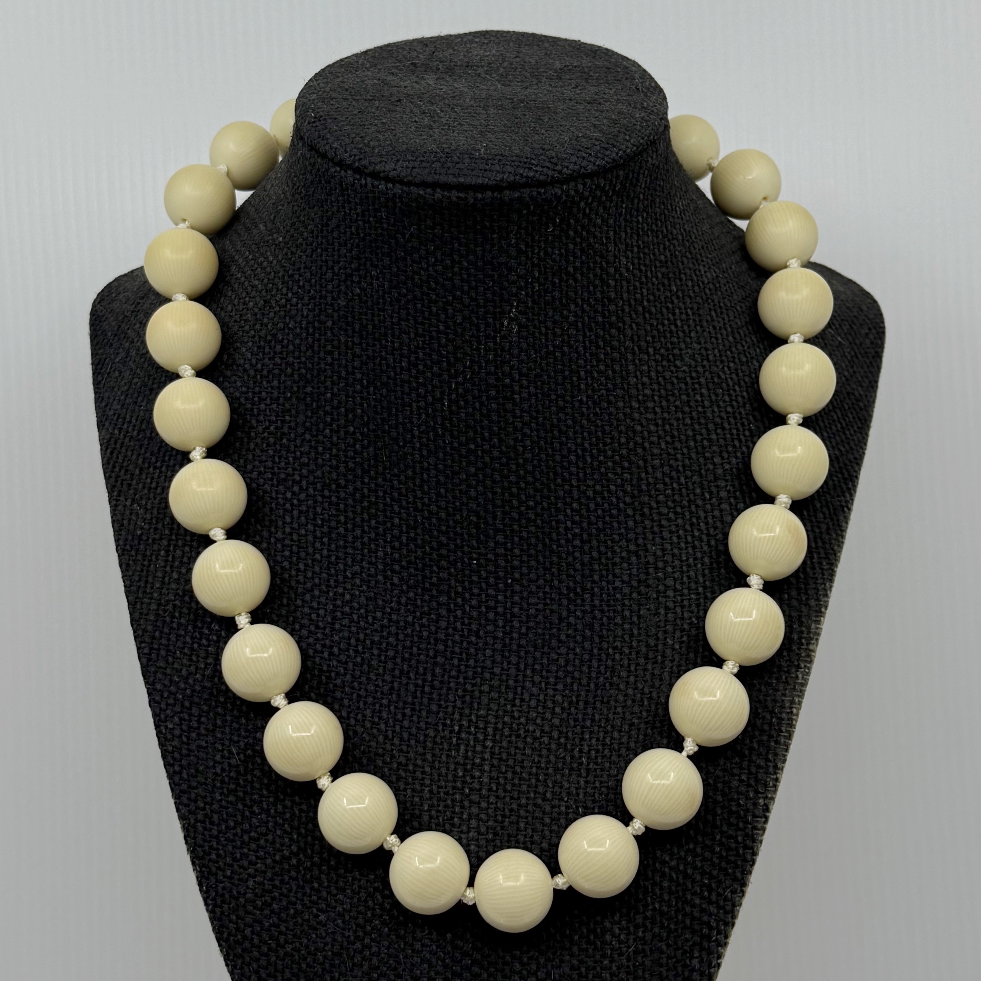 Vintage Les Bernard French ivory Celluloid bead necklace - GM179 - photo 3