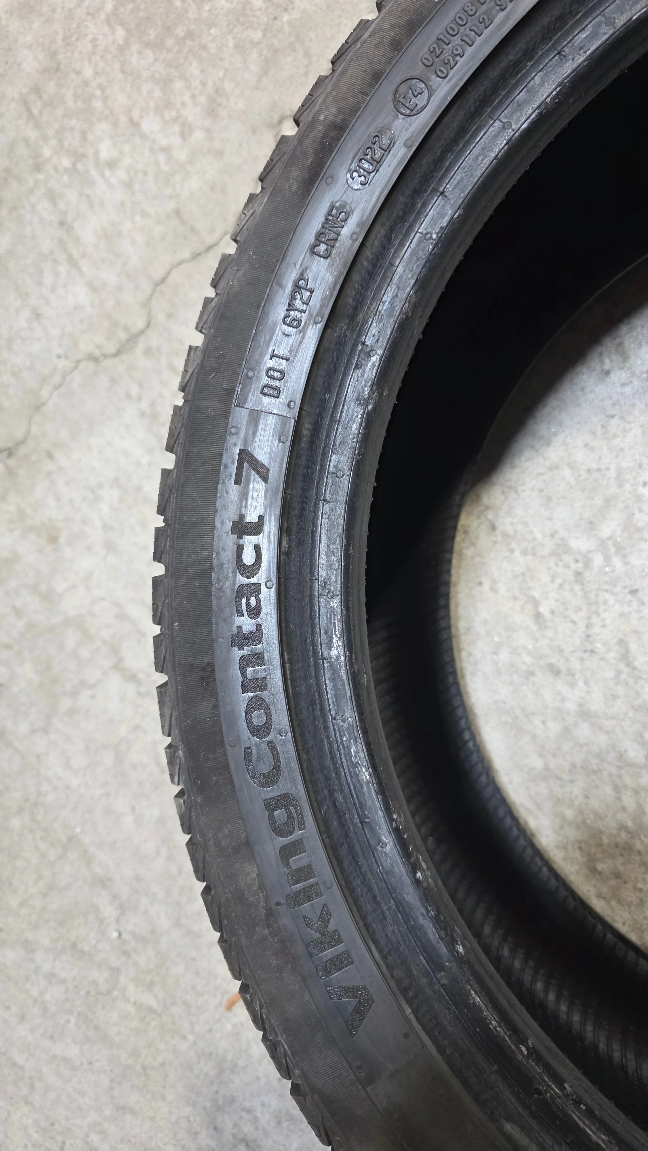 245/40/18 Continental winter tires 90% tread image indicator(5)