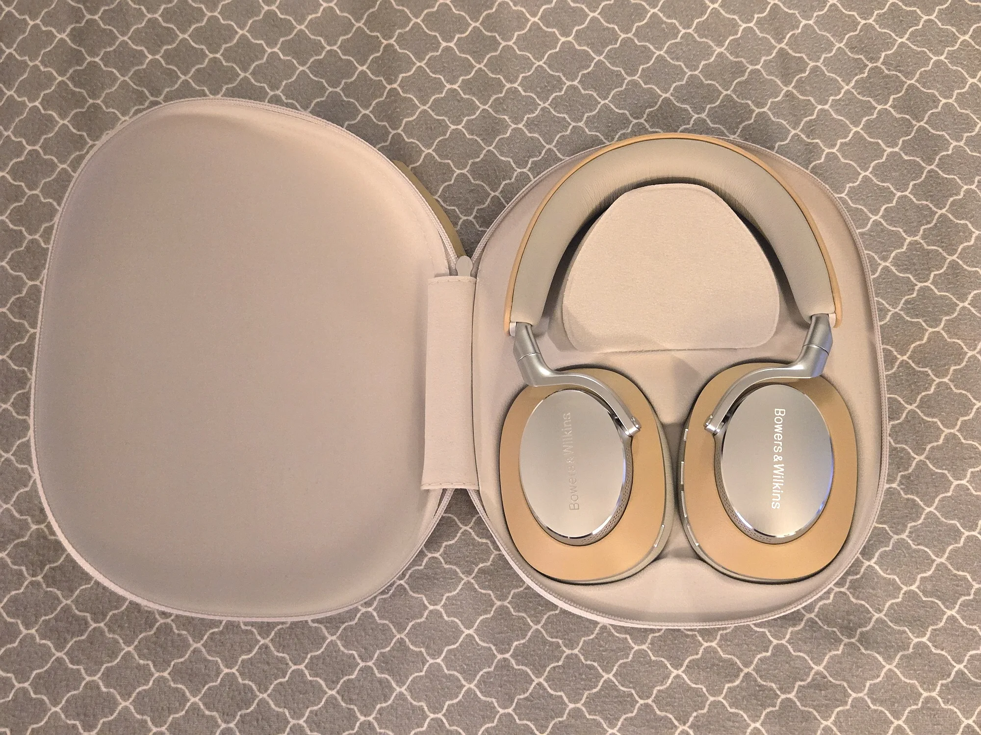 Bowers & Wilkins Px8 Tan image indicator(4)