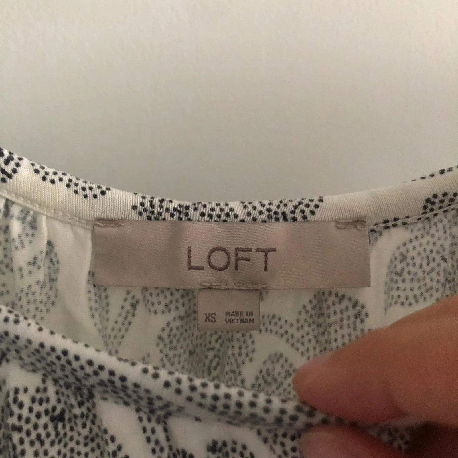 LOFT Women's White & Navy Floral Blouse - Xsmall/Small image indicator(2)