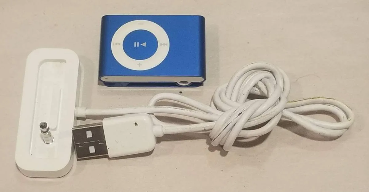 Apple iPod Shuffle 2nd Gen Blue w/ Dock & USB Cable – Works thumbnail