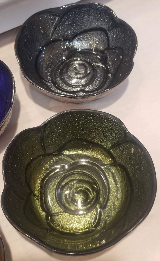 Vintage Jewel-Tone Pressed Glass Lotus Bowls – Set of 5 - photo 5