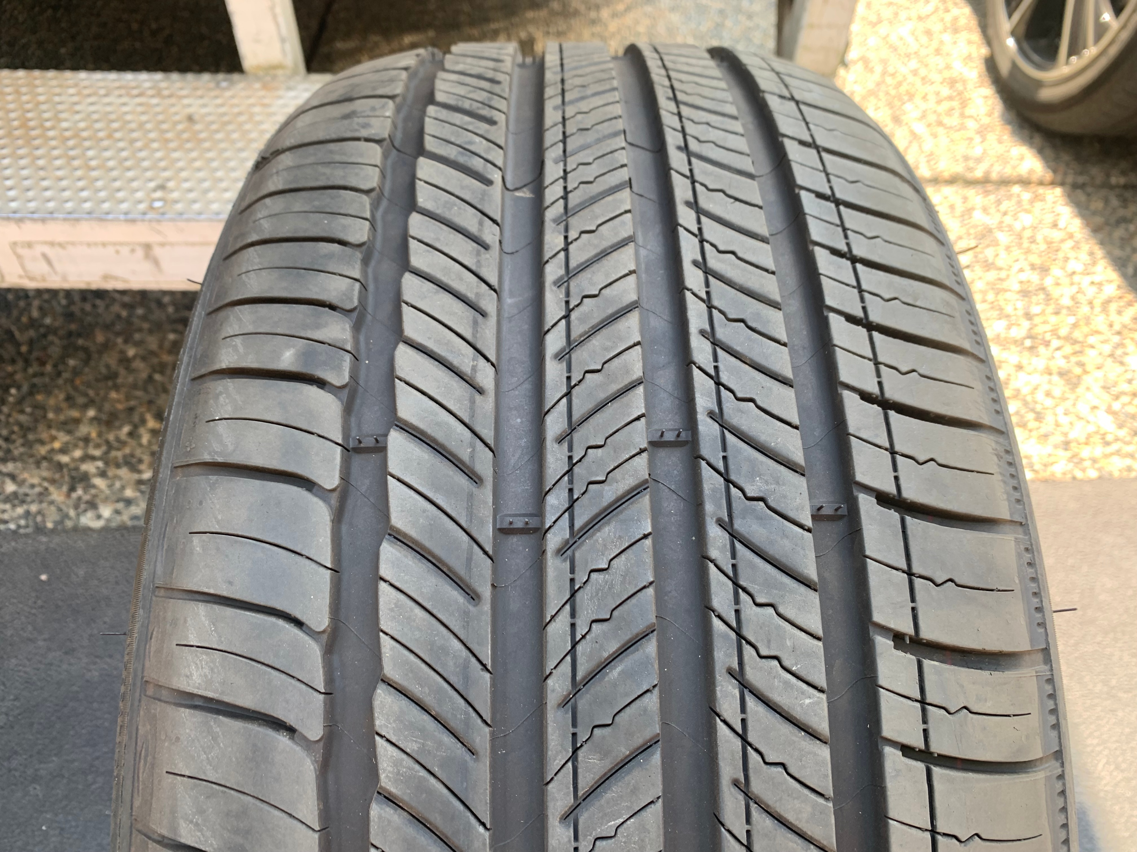 1 X single 255/40/21 Michelin Primacy Tour A/S with 90% tread - photo 3