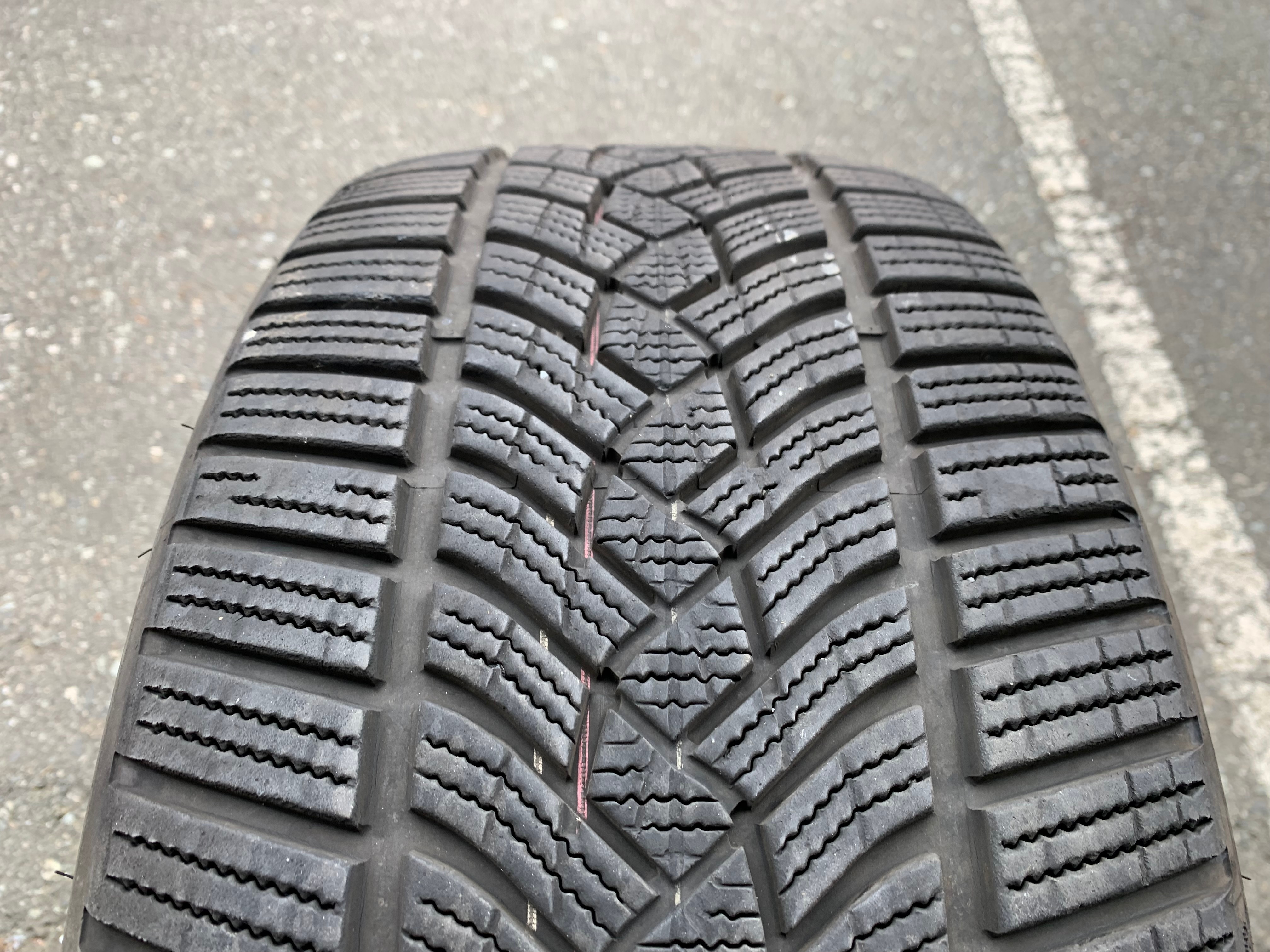 1 x single 245/40/19 Goodyear Ultragrip performance + 80% tread - photo 3