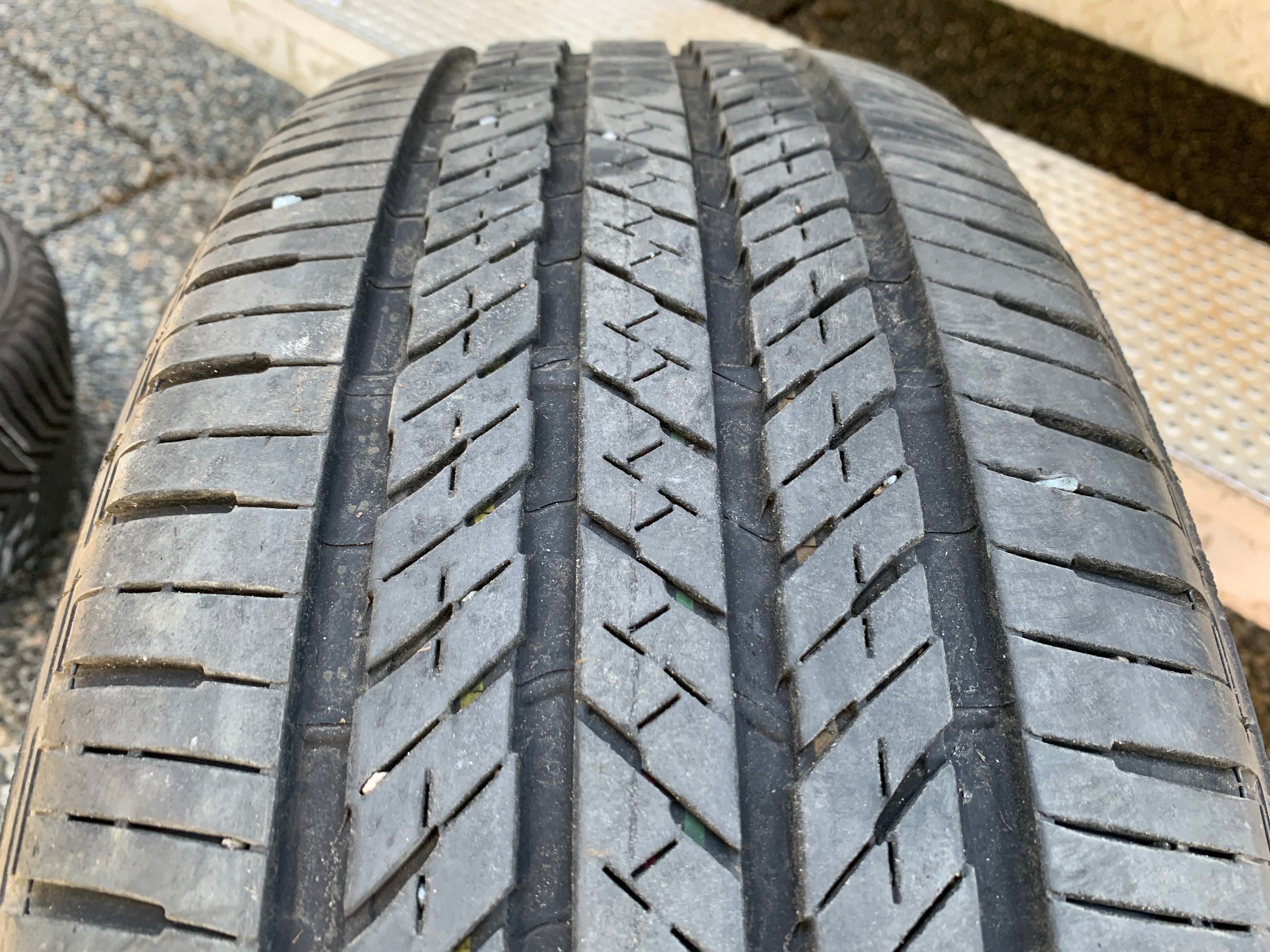 1 x single 235/60/18 RFT Bridgestone Alenza A/S 02 70% tread - photo 3