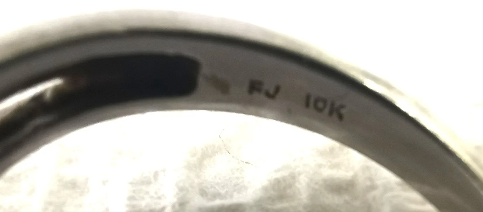 Women's 10kt White Gold with Accent Diamonds Vintage Size 6.5 image indicator(8)