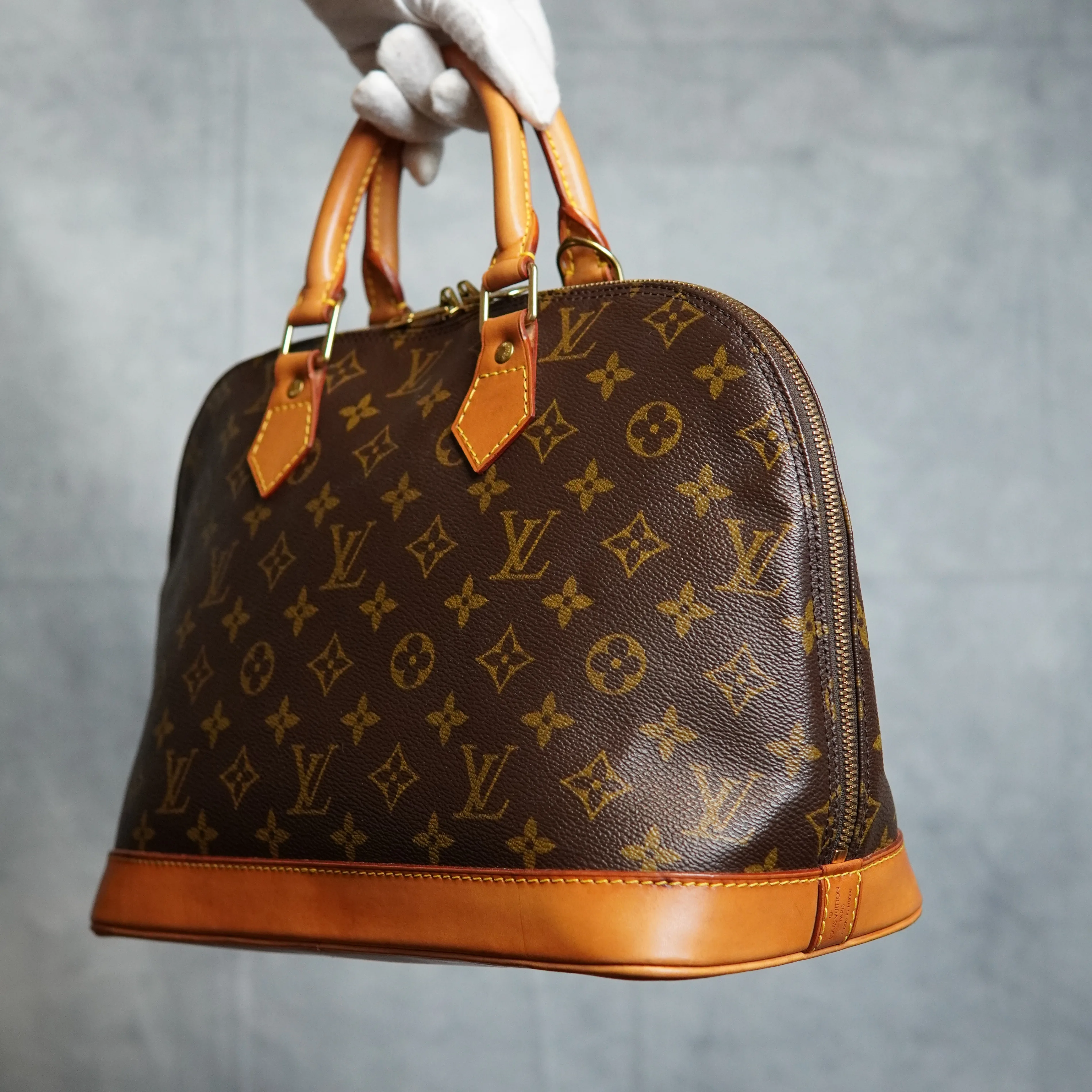 Louis Vuitton Monogram Alma Handbag image indicator(2)