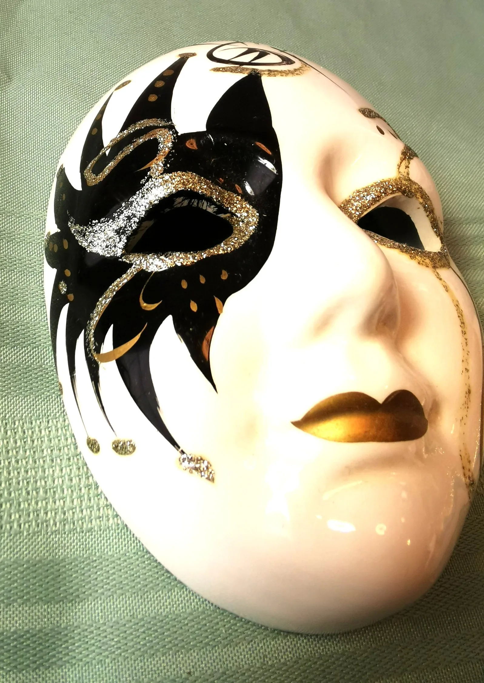 Pair of Vintage Ceramic Masks Hand Painted Made in Taiwan image indicator(6)