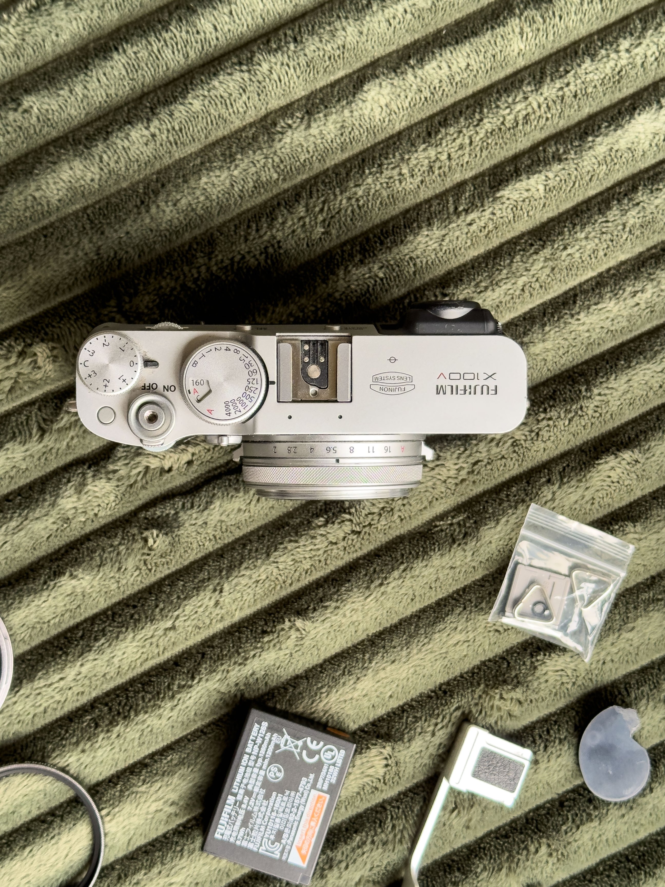 Fuji X100V, Silver, Lens Hood, Waterproof Kit, Thumb Grip, etc. - photo 2