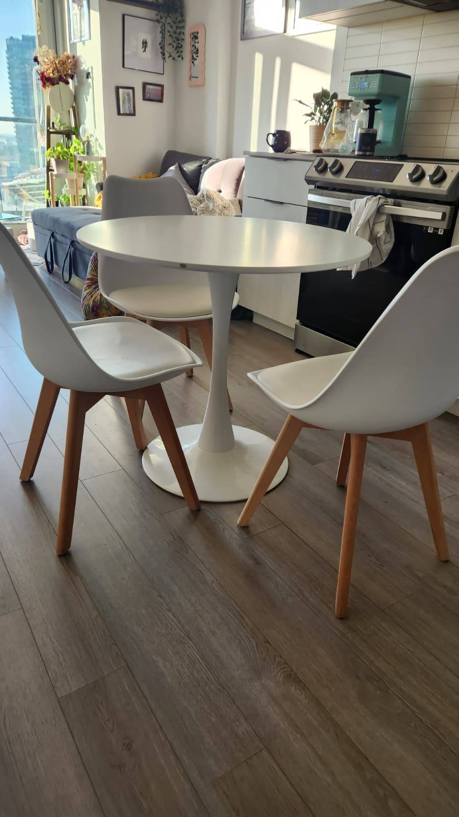 Round 31.5 inch Dining table w/ chairs