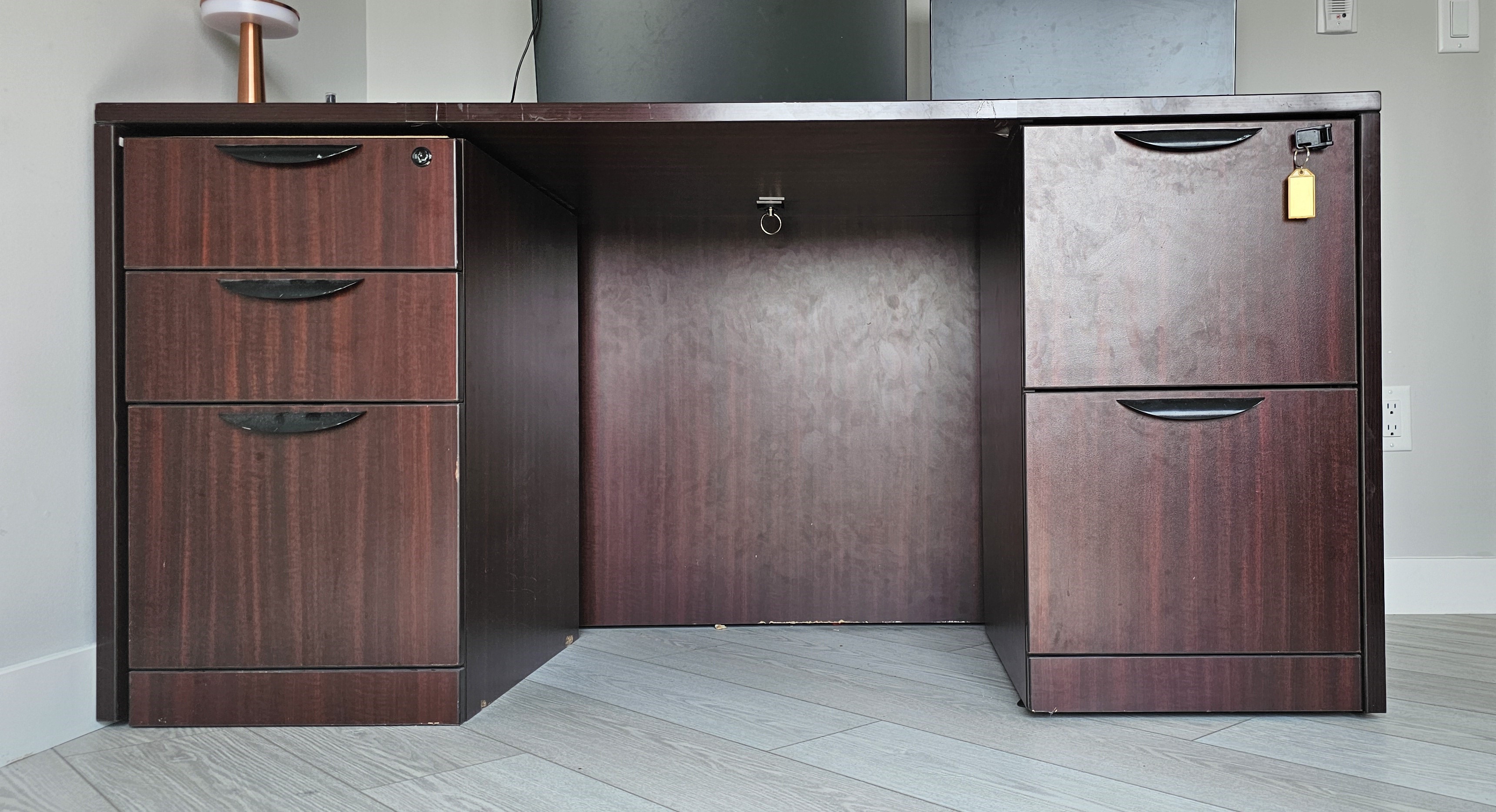 Move on Sale – Spacious Office Desk with Drawers - photo 2