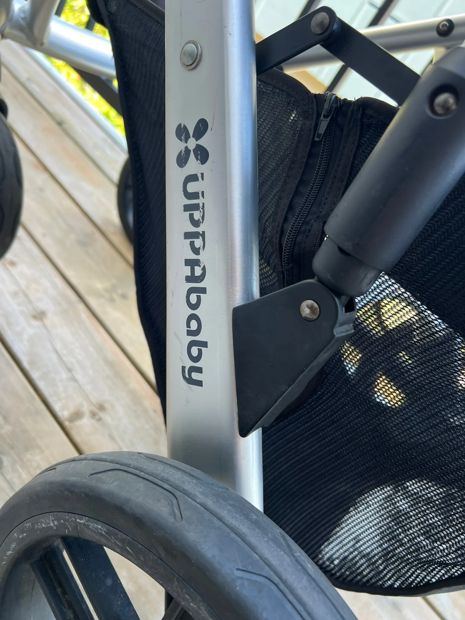 UPPAbaby Vista Stroller + Red Bassinet Set with Accessories image indicator(10)