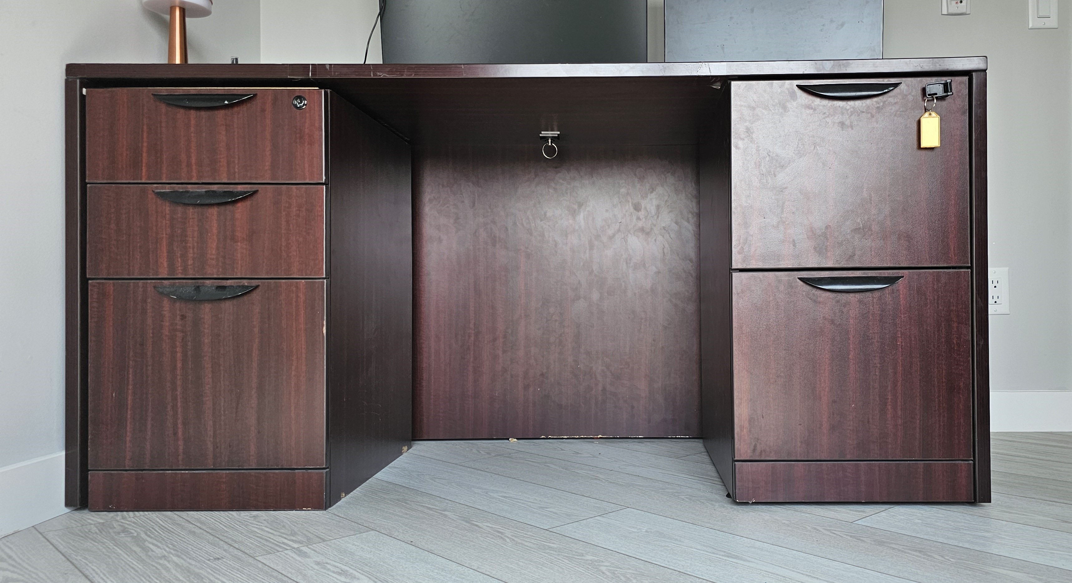 Move on Sale – Spacious Office Desk with Drawers