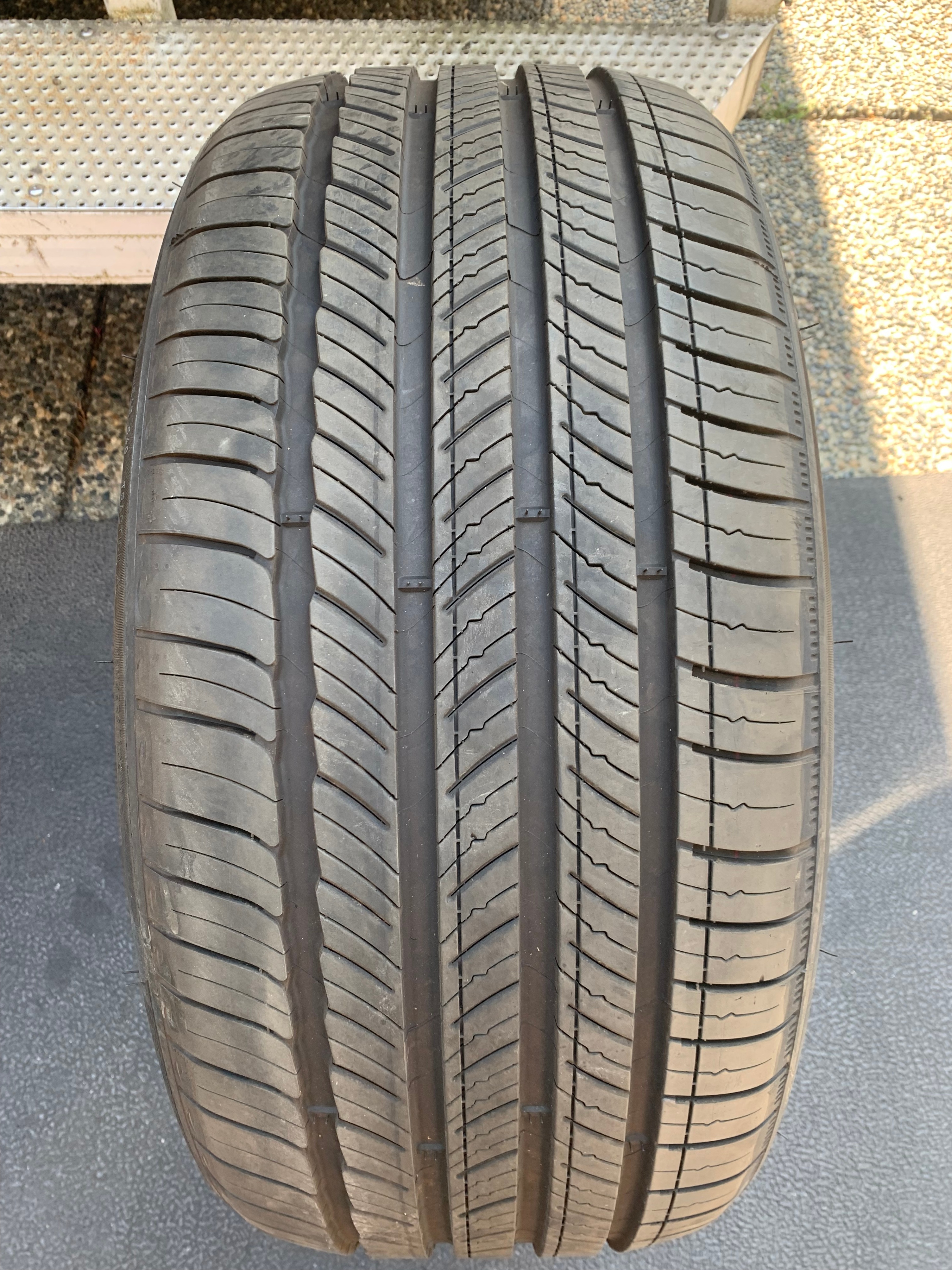 1 X single 255/40/21 Michelin Primacy Tour A/S with 90% tread