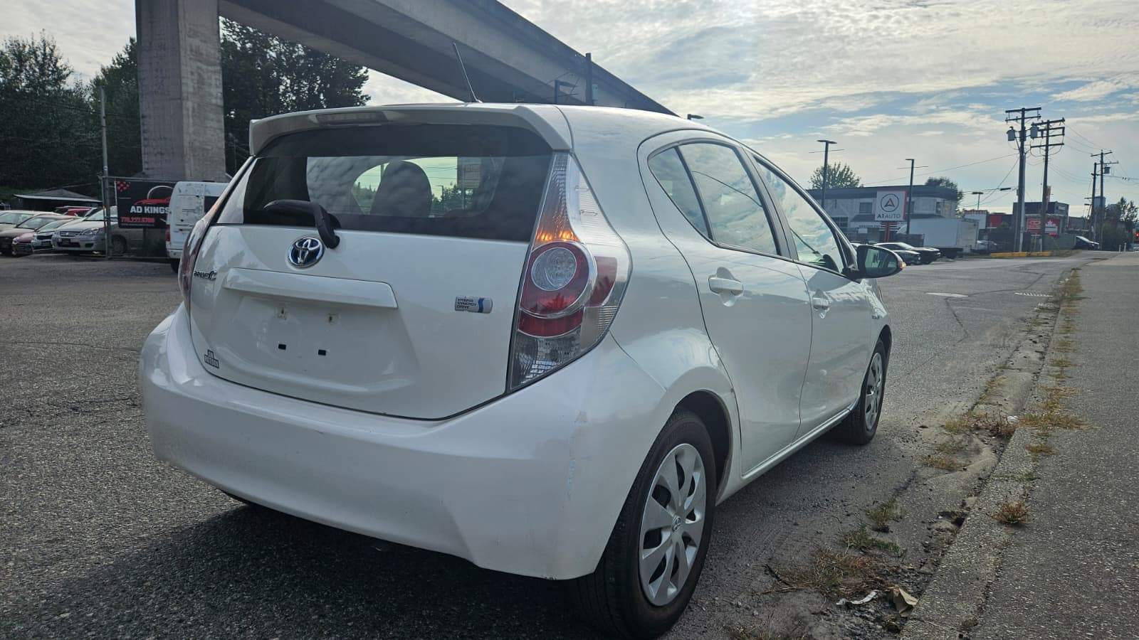 2014 Toyota Prius C Hybrid, Clean Title - photo 3