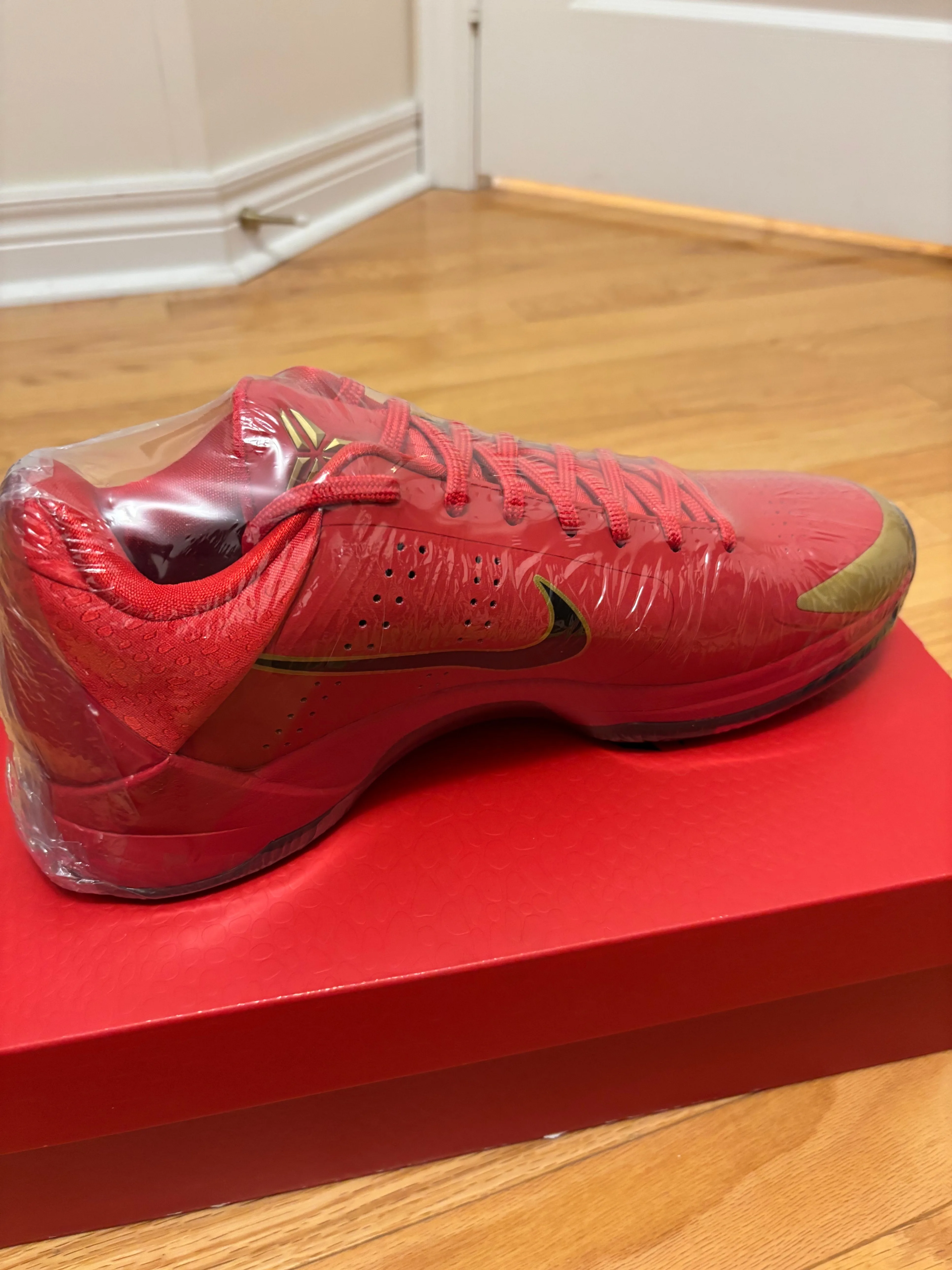 Last pair!Exclusive!Kobe 5 University Red Size 10 3000%Authentic image indicator(5)