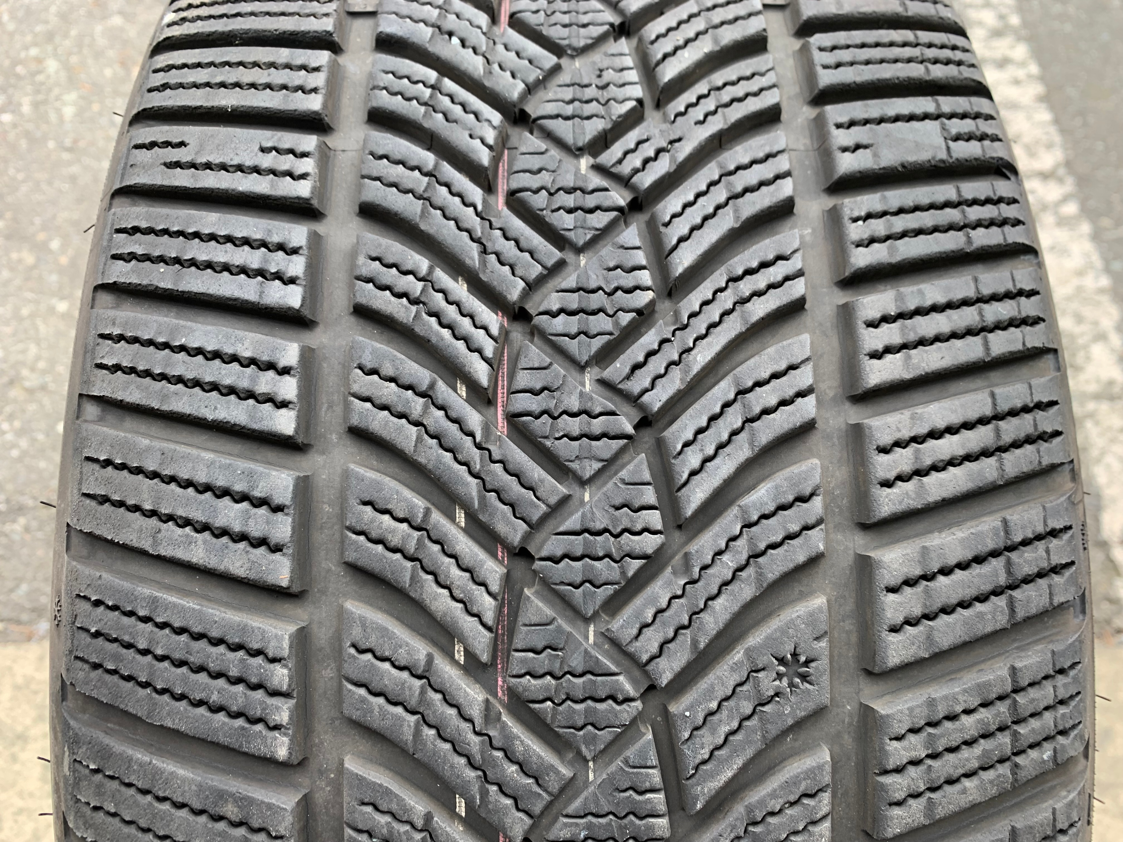 1 x single 245/40/19 Goodyear Ultragrip performance + 80% tread - photo 2