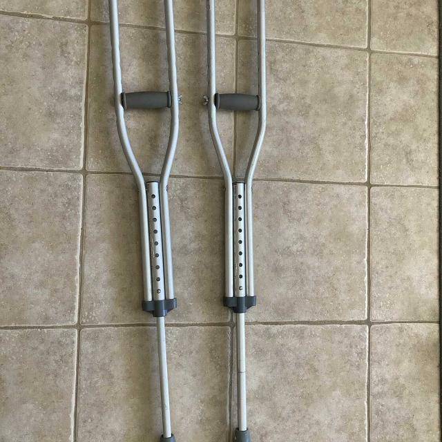 Adjustable Aluminum Crutches 4’6” to 5’2”