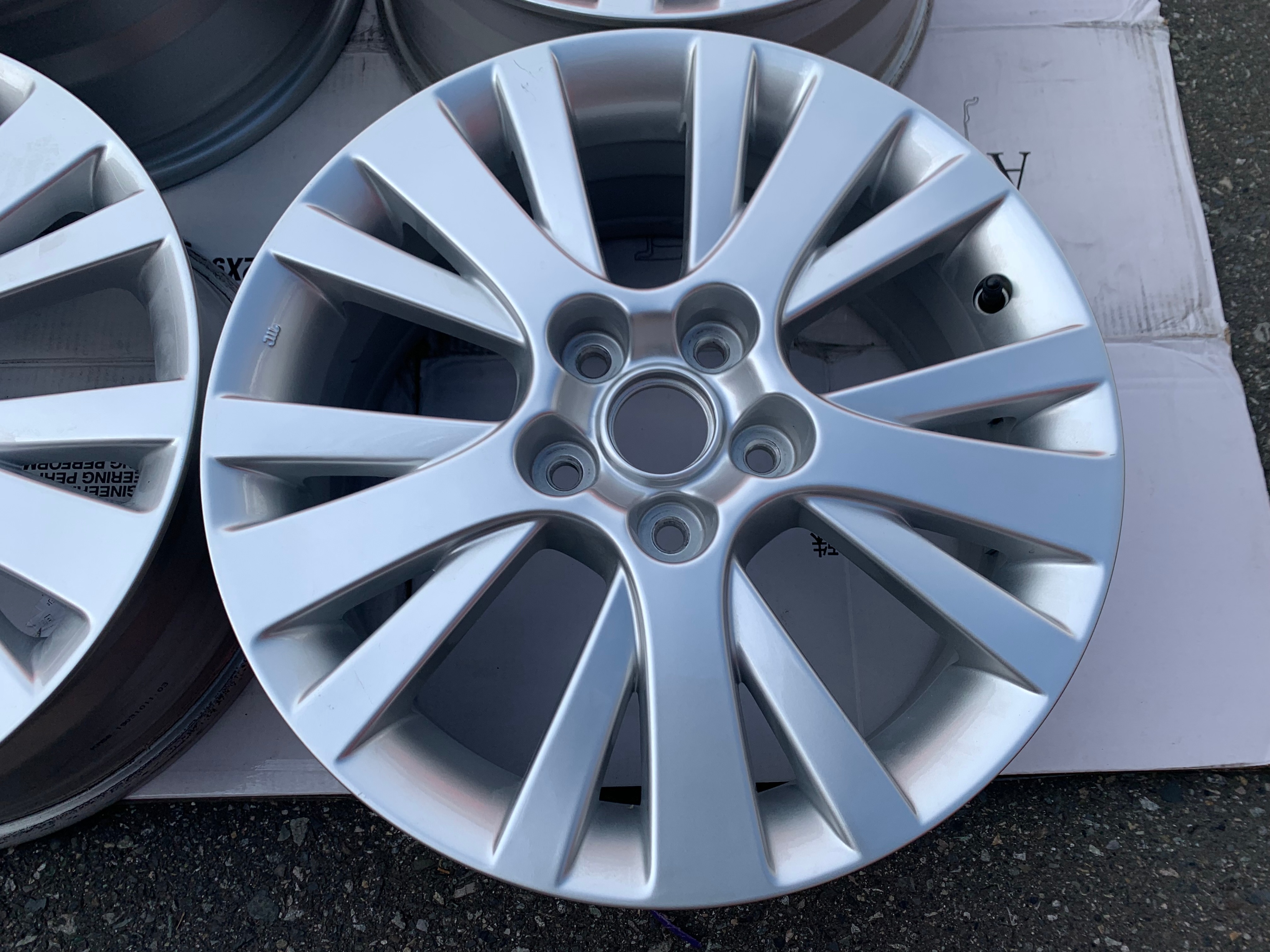 SET Of Brand New OEM factory 17X7" et55 Mazda rims as new in box - photo 4