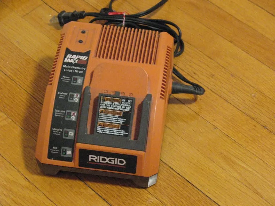 RIDGID 18 Volt Flashlight, Drill, and Charger image indicator(7)