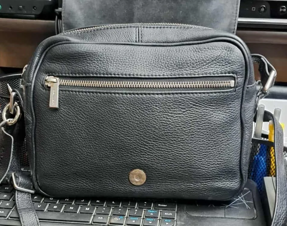 Authentic Danier Genuine Leather Crossbody Bag image indicator(4)