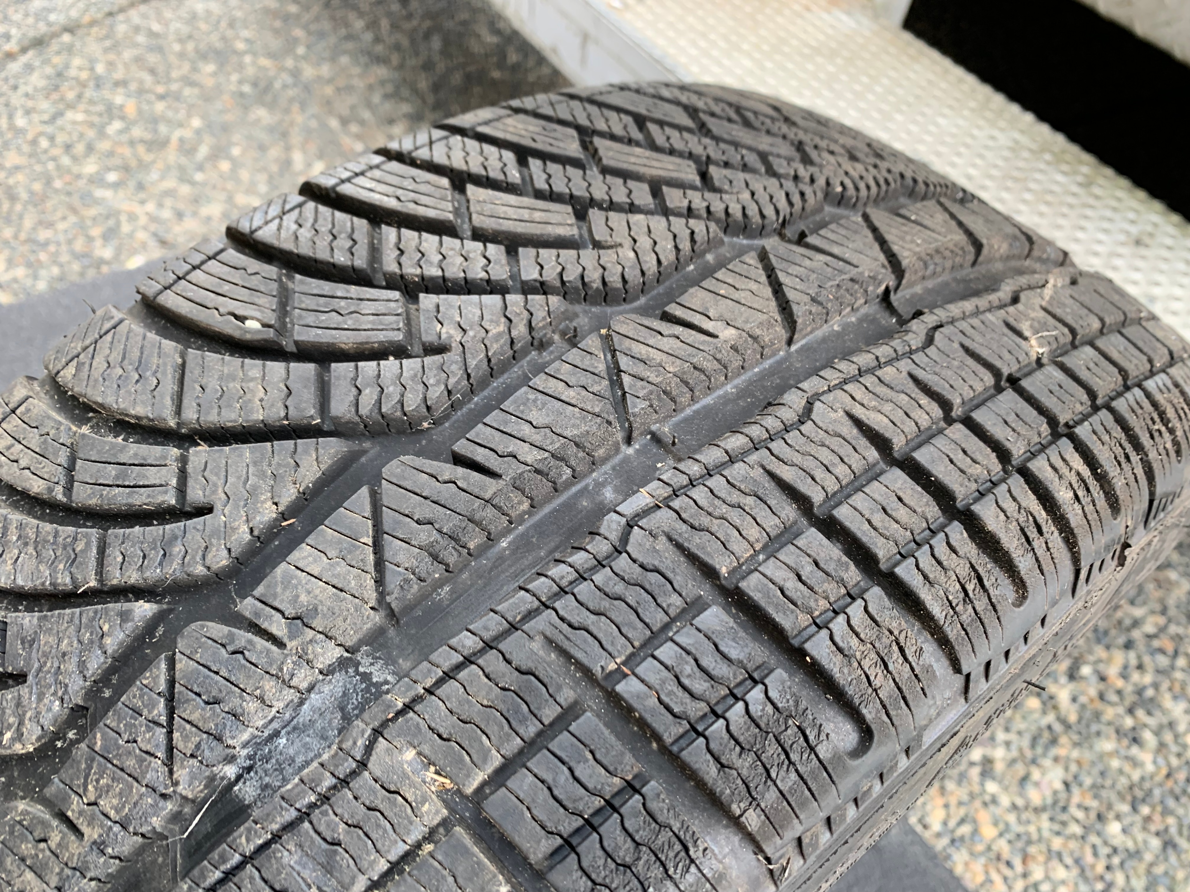 1 X single 225/40/18 Michelin Pilot Alpin PA4 with 95% tread - photo 4