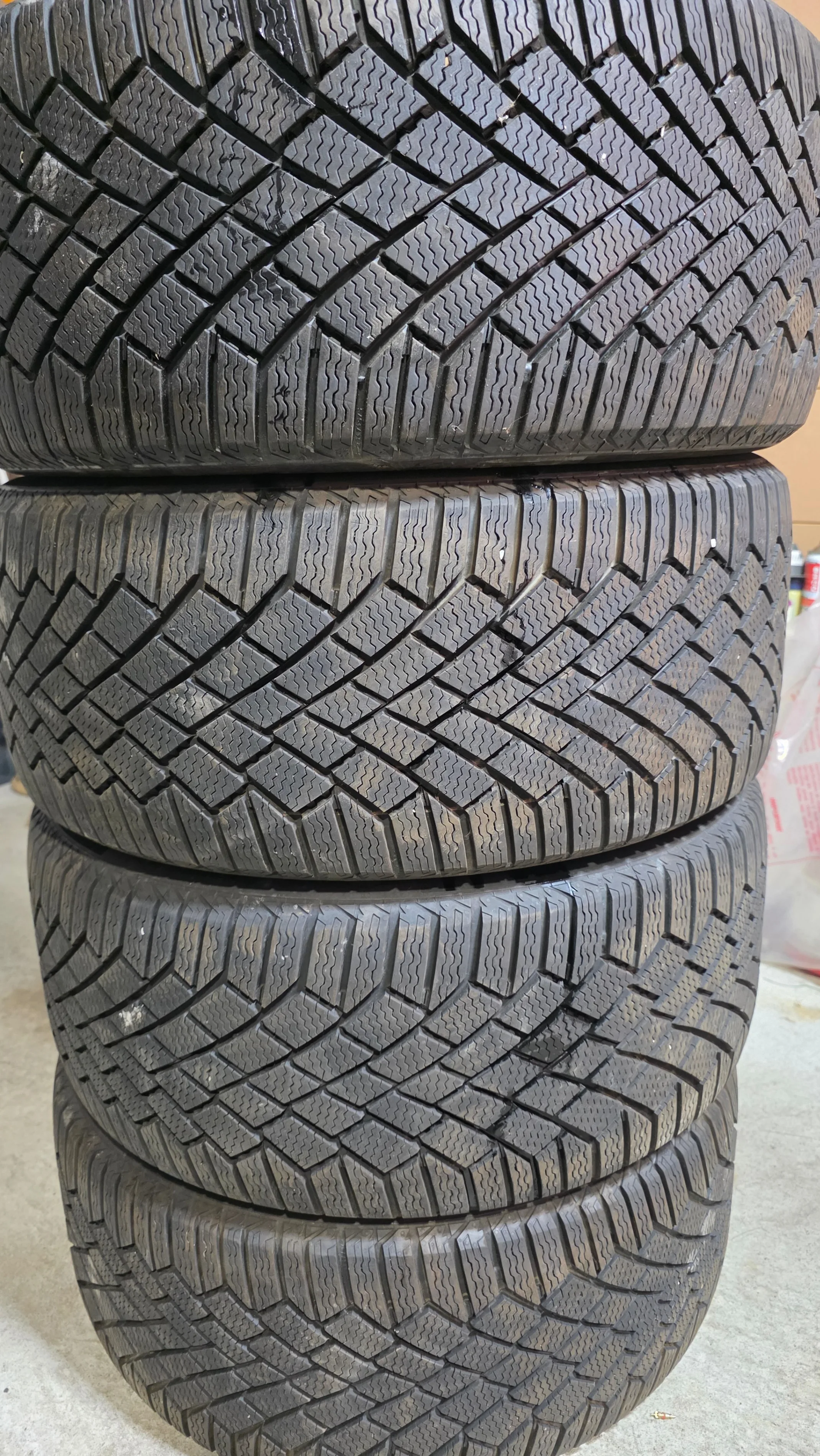 245/40/18 Continental winter tires 90% tread thumbnail