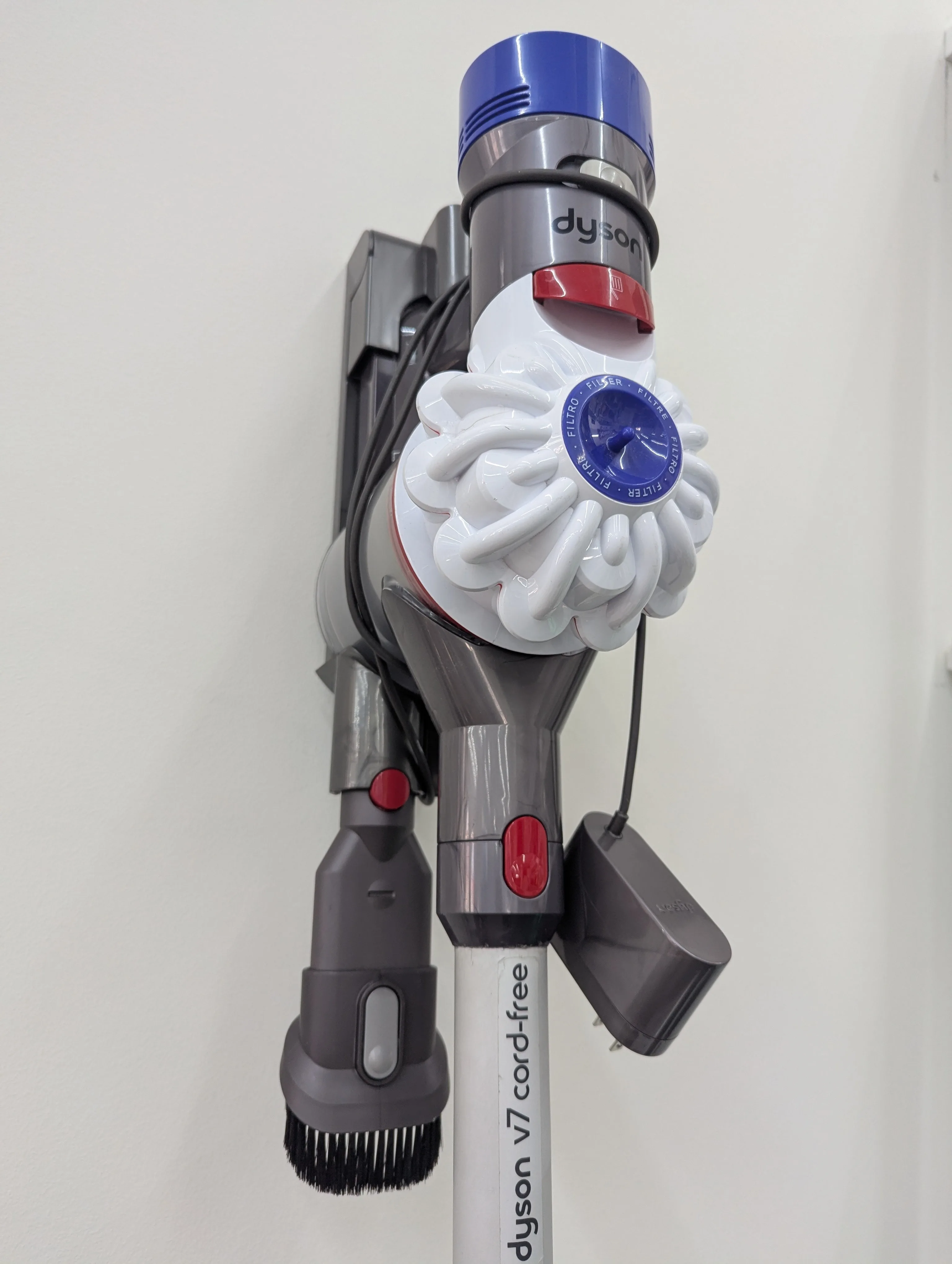 Dyson V7 Cordless Vacuum – Excellent Condition image indicator(4)