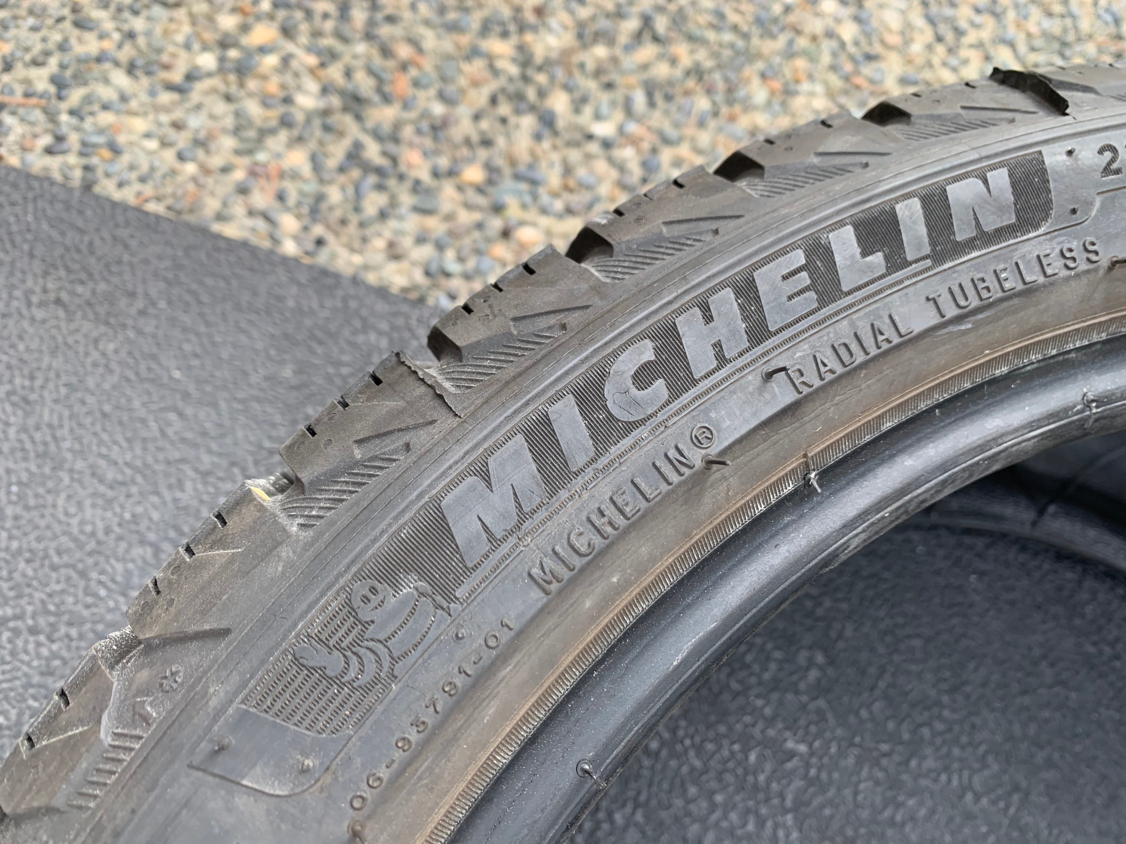 1 X single 225/40/18 Michelin X-Ice Snow with 85% tread - photo 5