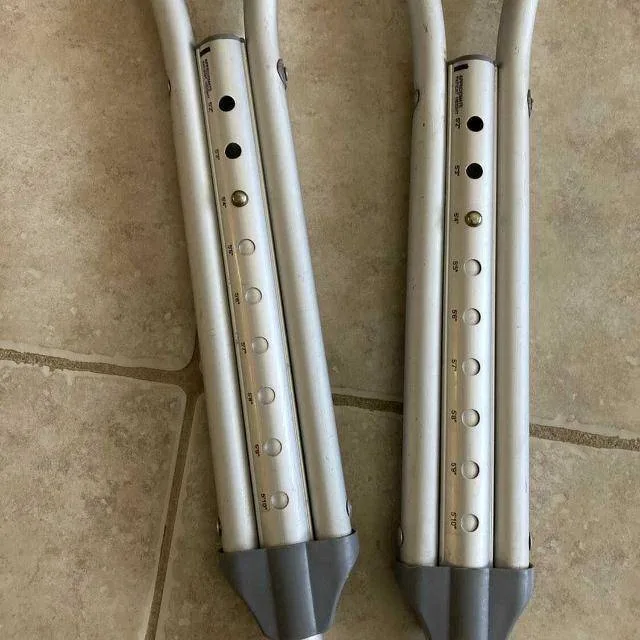 Adjustable Aluminum Crutches – Adult Walking Support 5’2”–5’10” image indicator(2)