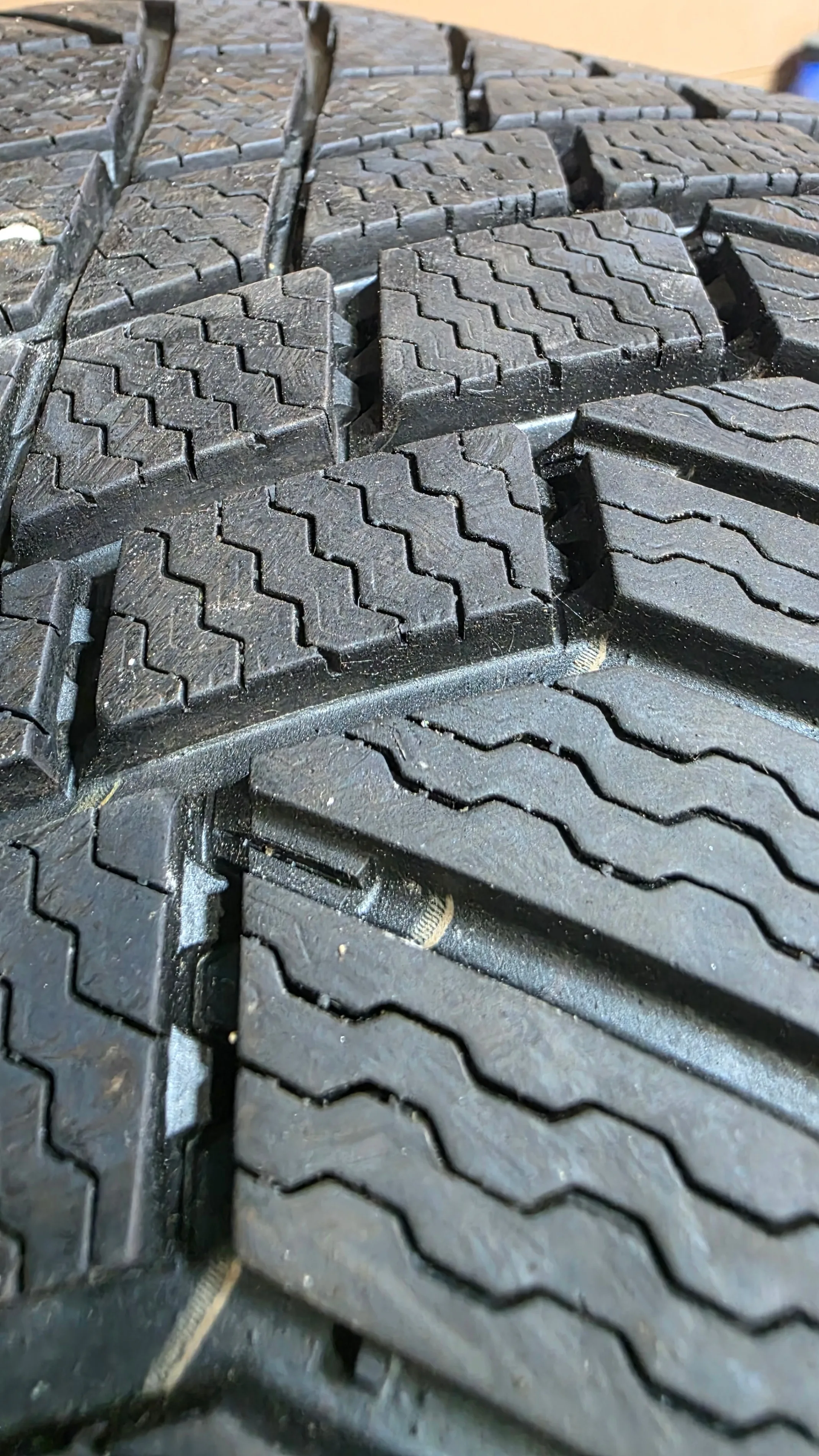 245/40/18 Continental winter tires 90% tread image indicator(4)