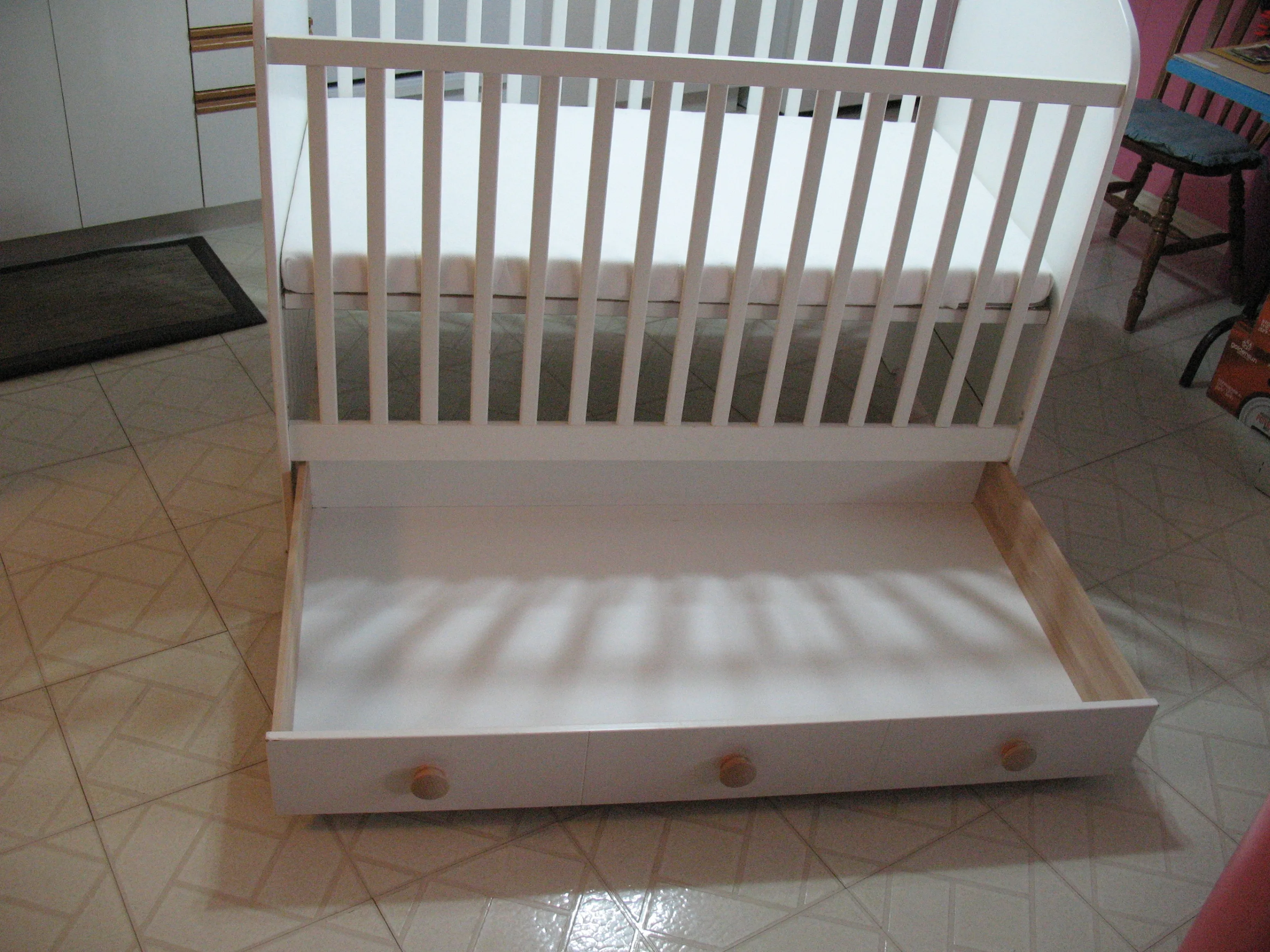 Baby Crib, LIKE NEW (with Free Mattress) thumbnail
