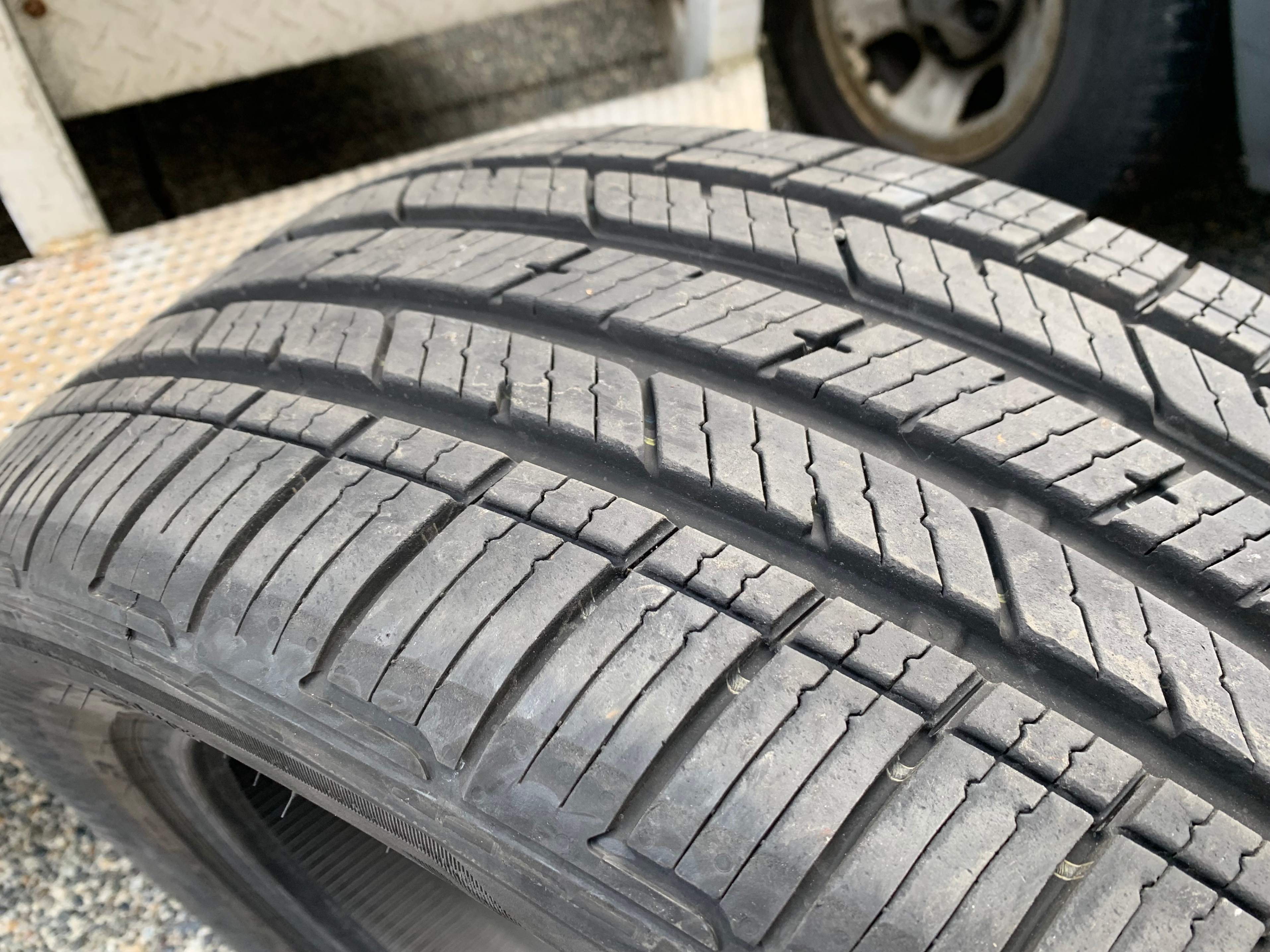 1 X single 235/55/19 M+S Bridgestone alenza Sport A/S 90% tread - photo 4