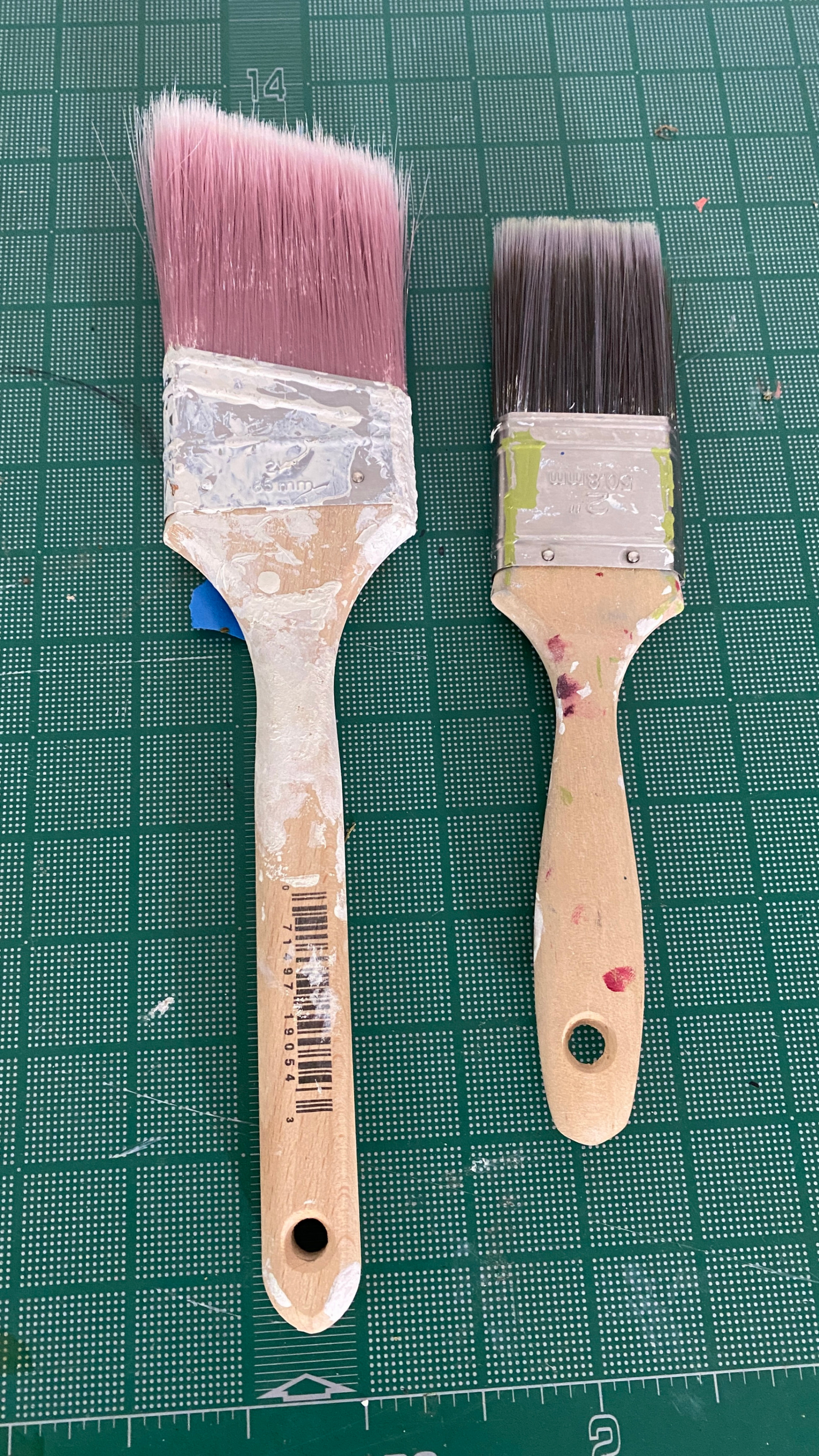 2 paint brushes