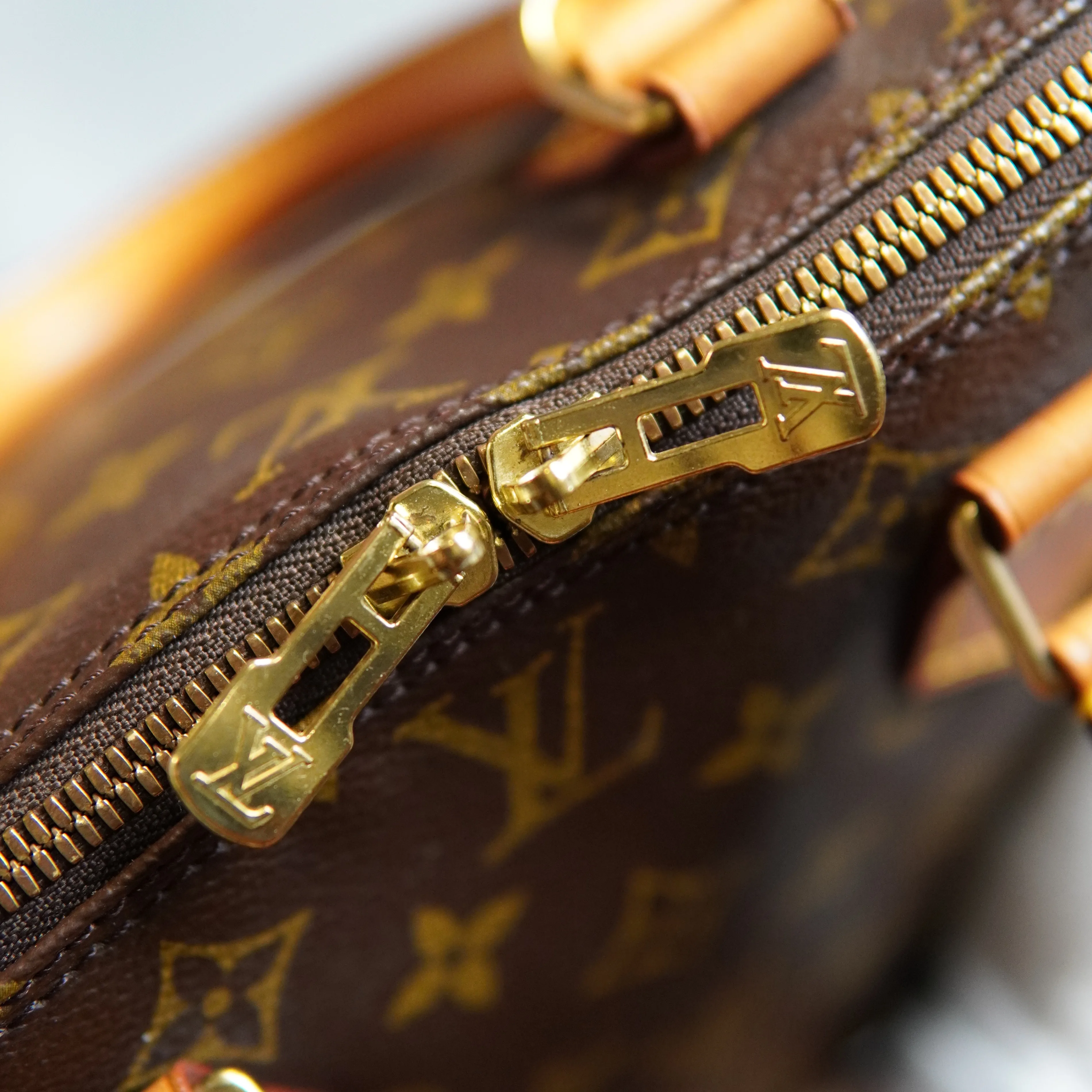 Louis Vuitton Monogram Alma Handbag image indicator(7)