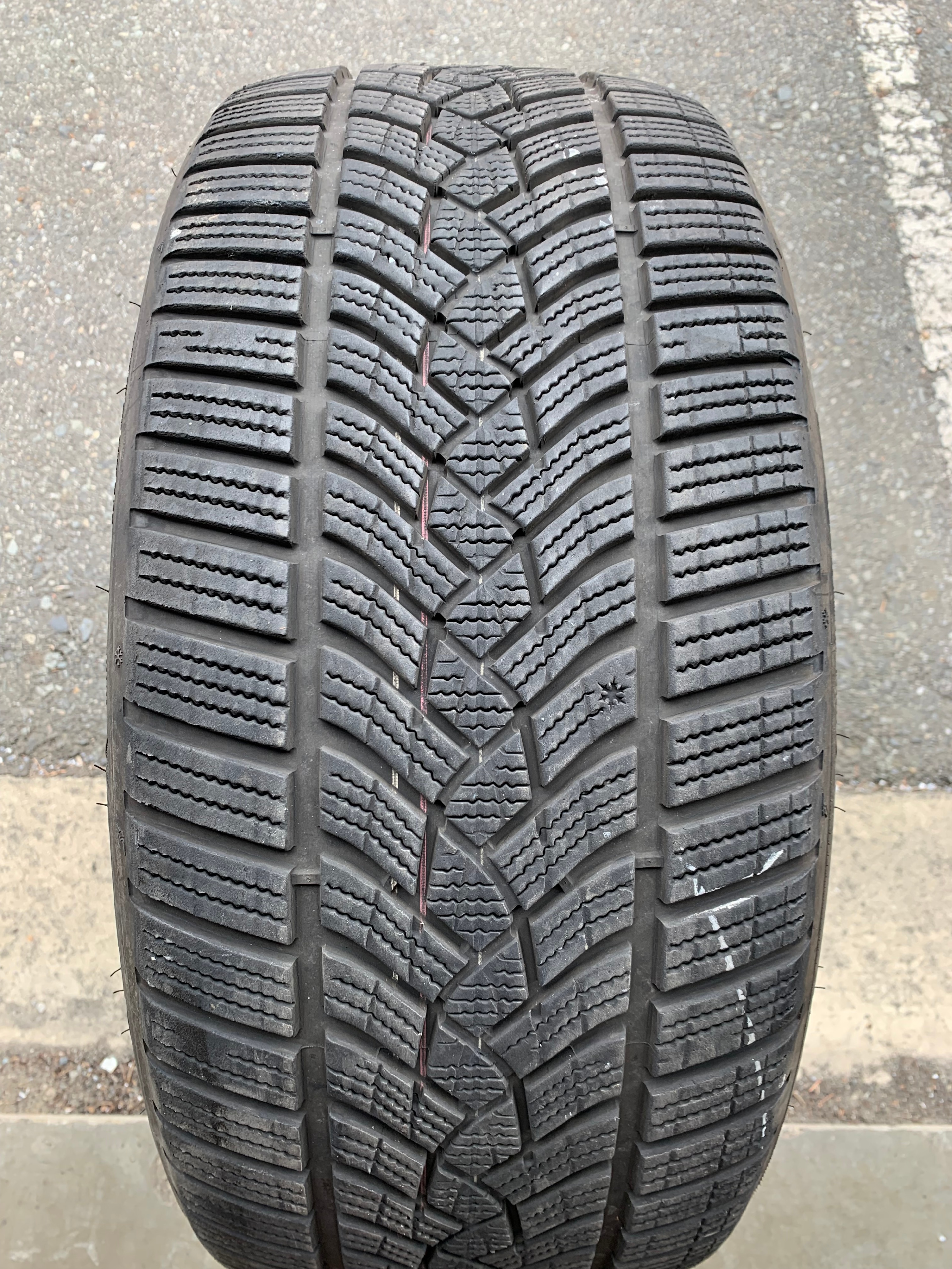 1 x single 245/40/19 Goodyear Ultragrip performance + 80% tread